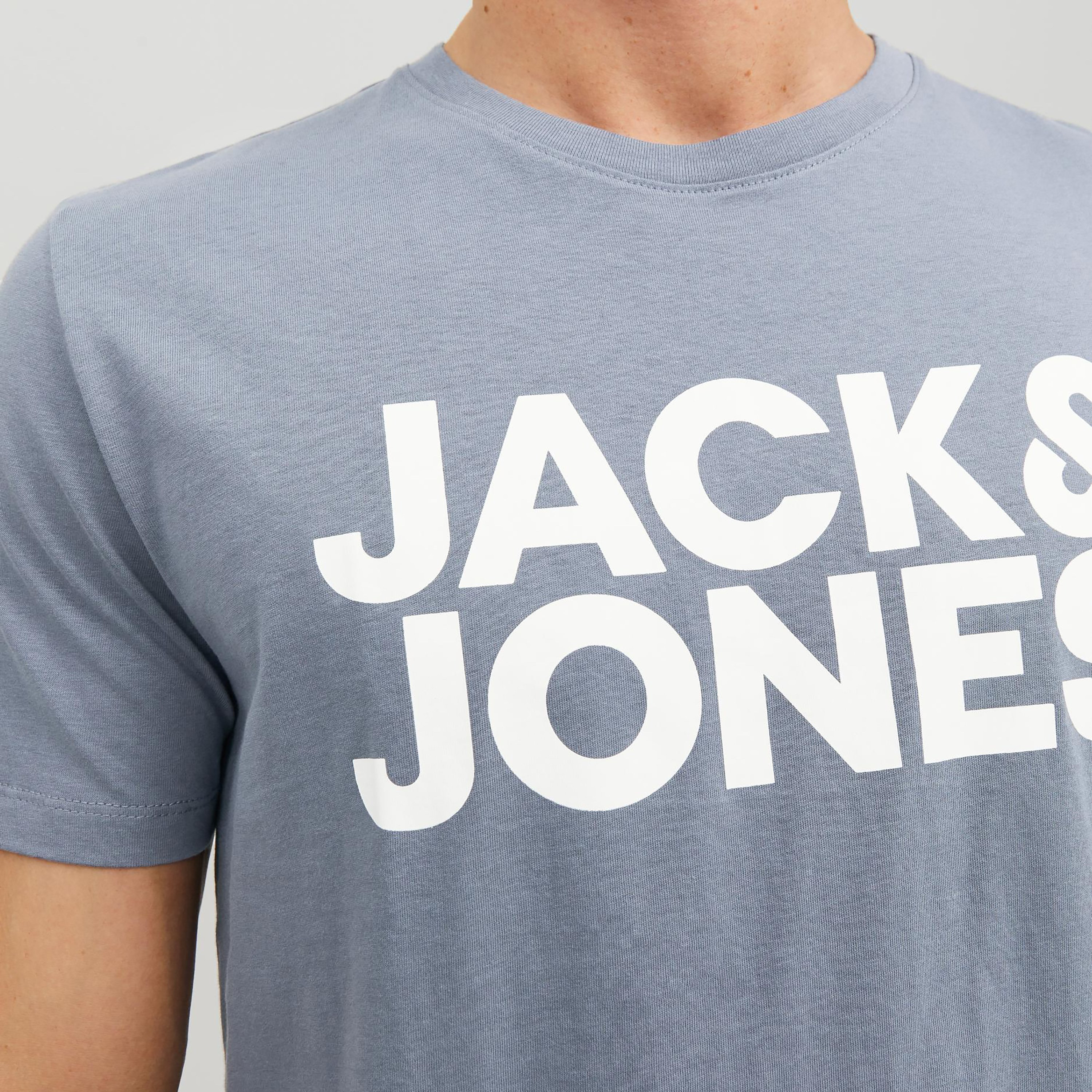 تي شيرت من جاك آند جونز مع شعار بأكمام قصيرة و ياقة مستديرة-men-clothing-tshirtsandpolos-tshirts-image-3