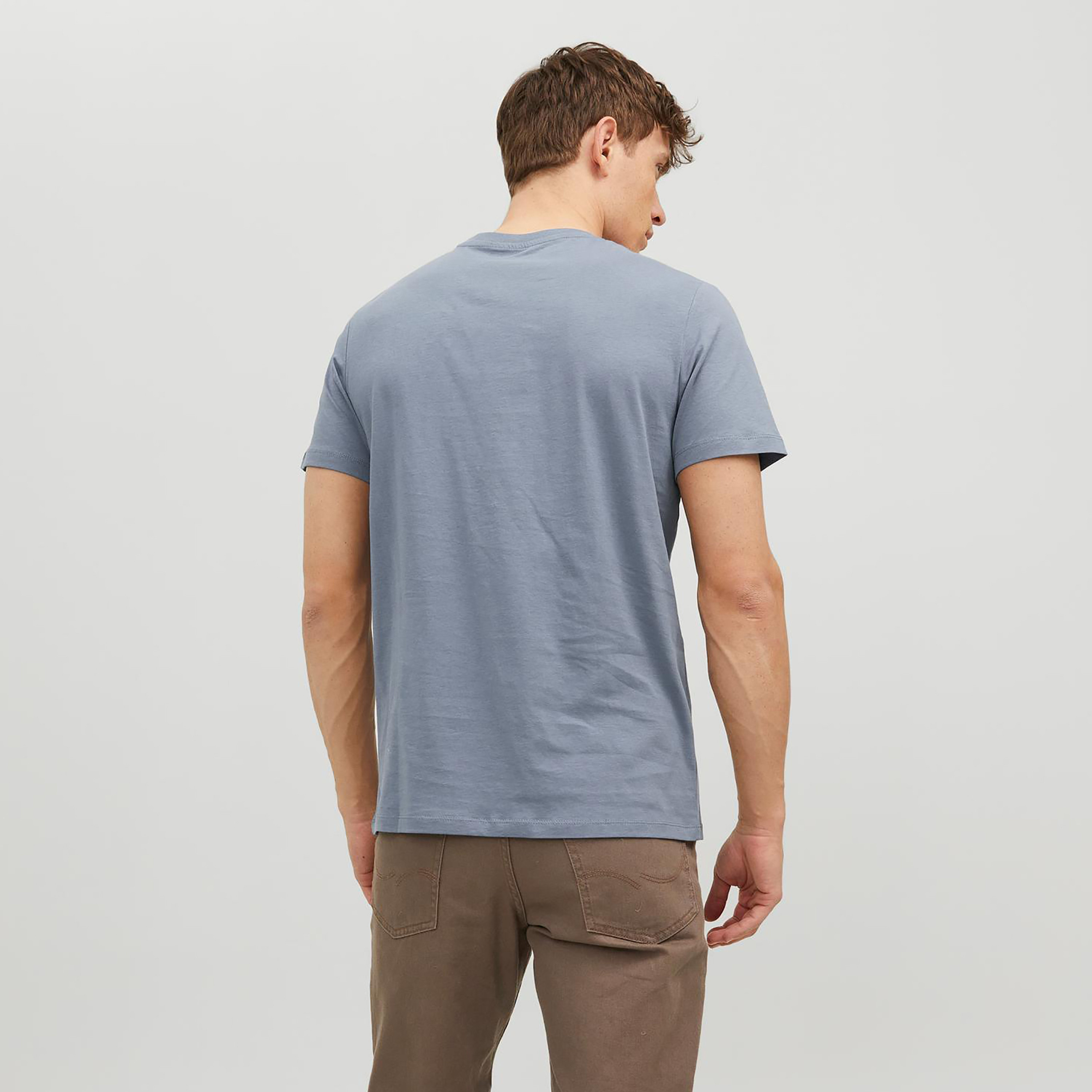 تي شيرت من جاك آند جونز مع شعار بأكمام قصيرة و ياقة مستديرة-men-clothing-tshirtsandpolos-tshirts-image-4