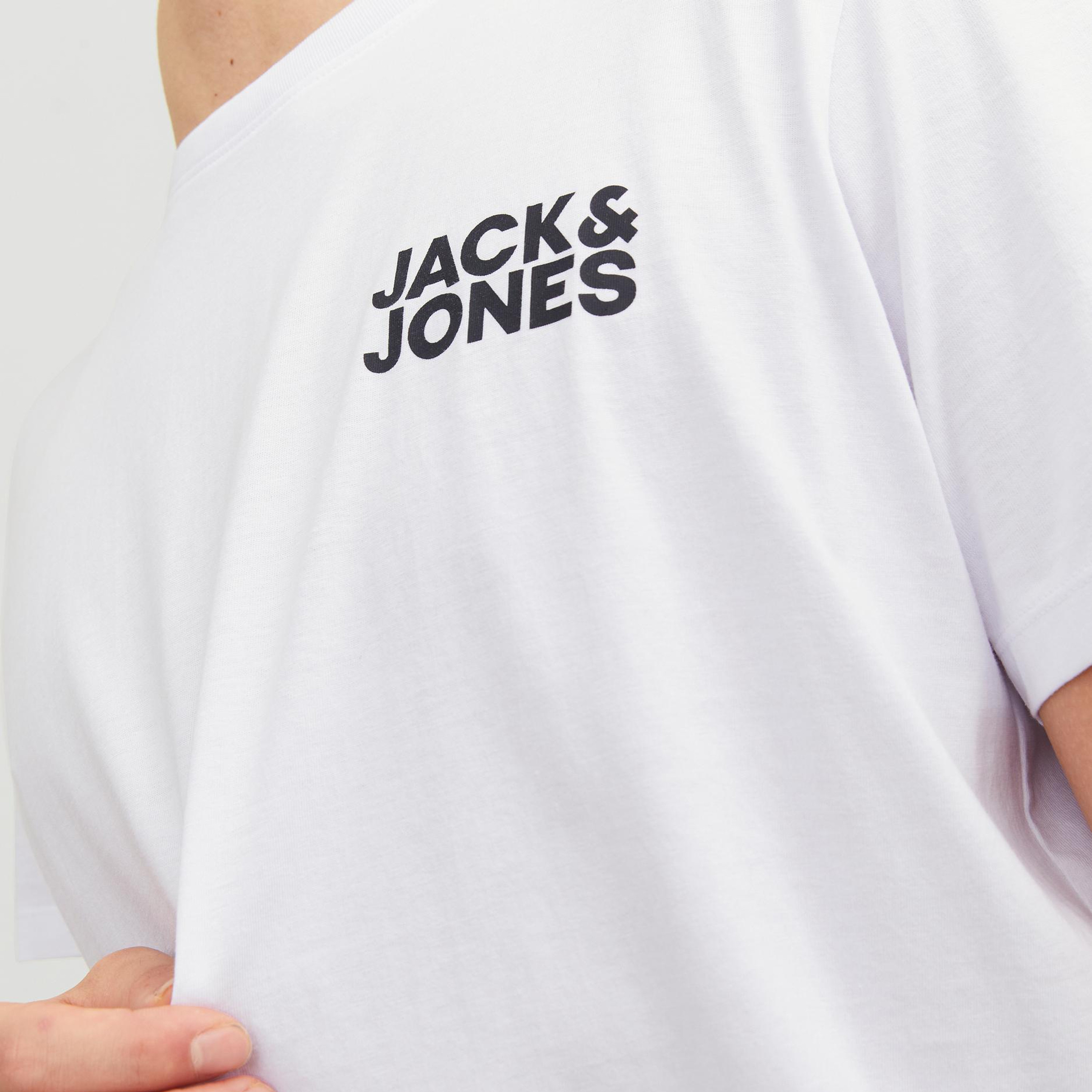 تيشيرت بأكمام قصيرة وياقة دائرية وشعار من جاك آند جونز-men-clothing-tshirtsandpolos-tshirts-image-3