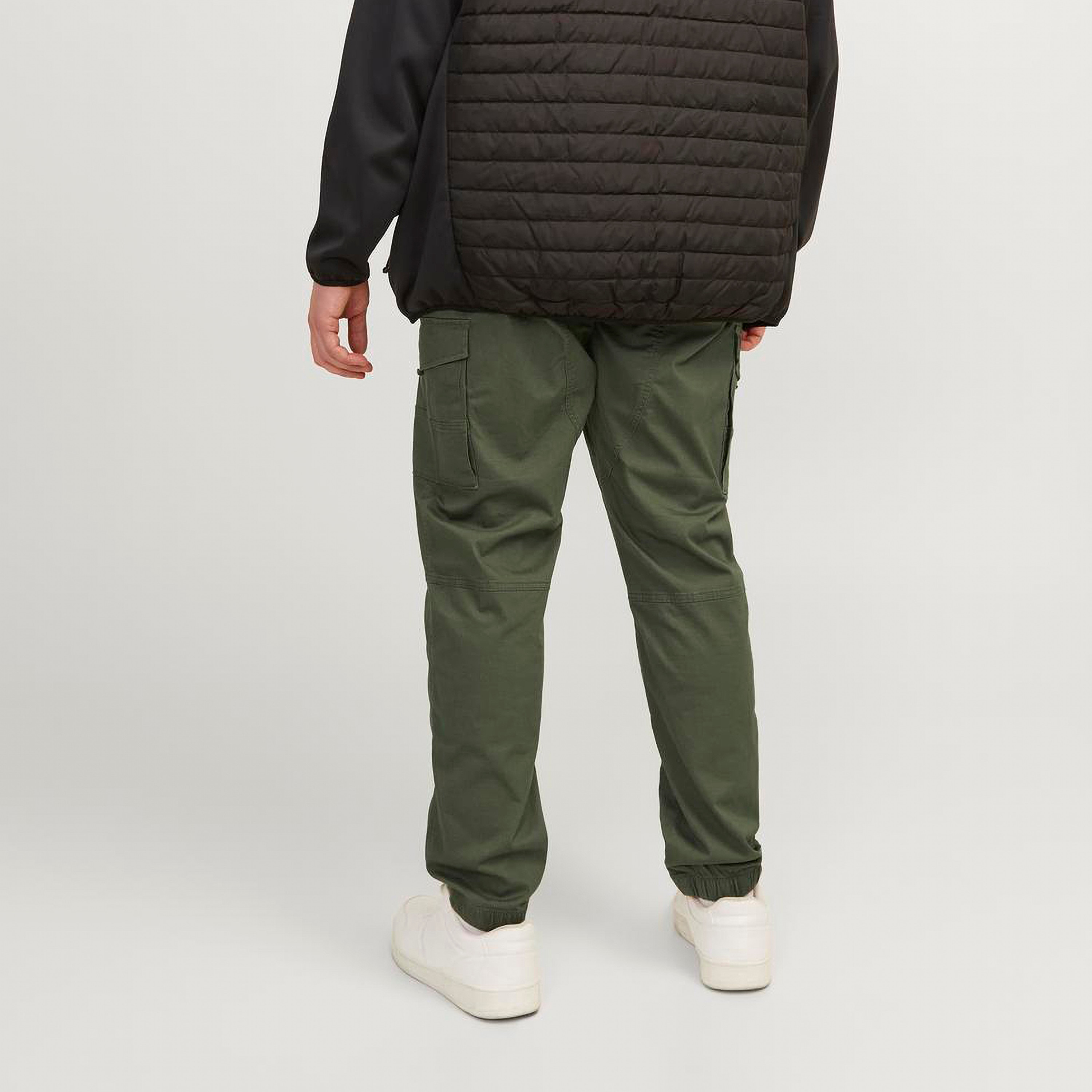 بنطلون كارجو سادة بأزرار متوسطة الارتفاع  من جاك آند جونز -men-clothing-bottoms-trousersandchinos-trousers-image-10