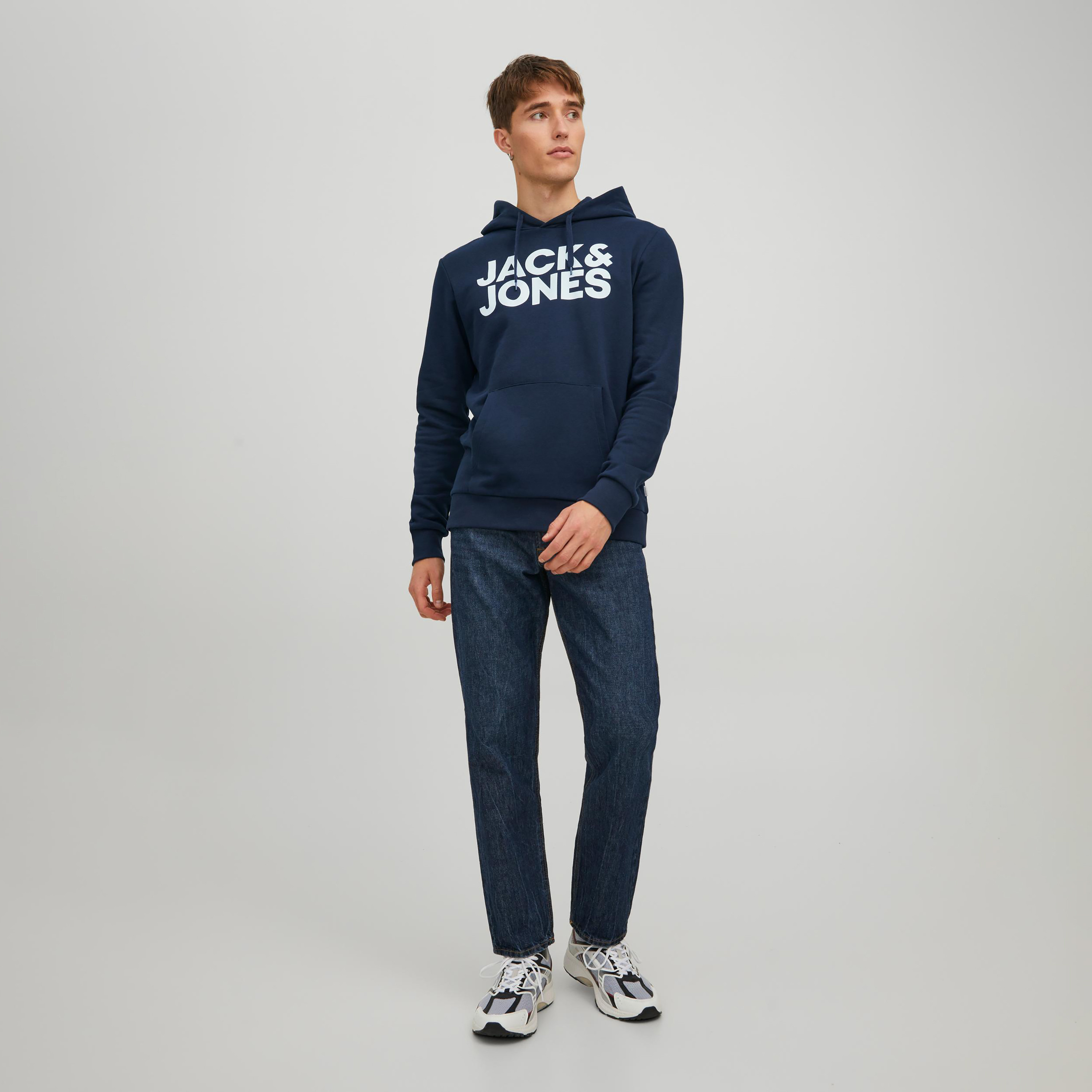 هودي من جاك آند جونز مع شعار بأكمام طويلة مع جيب كانغارو-men-winterwear-hoodiesandsweatshirts-image-2
