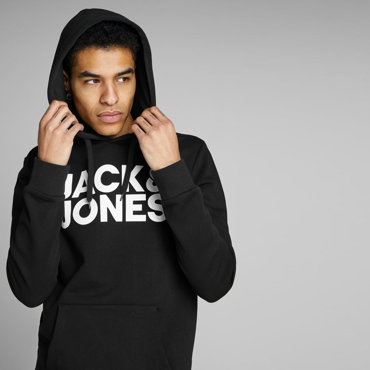 هودي خفيف بطبعات وأكمام طويلة وجيوب من جاك أند جونز-men-winterwear-hoodiesandsweatshirts-image-5