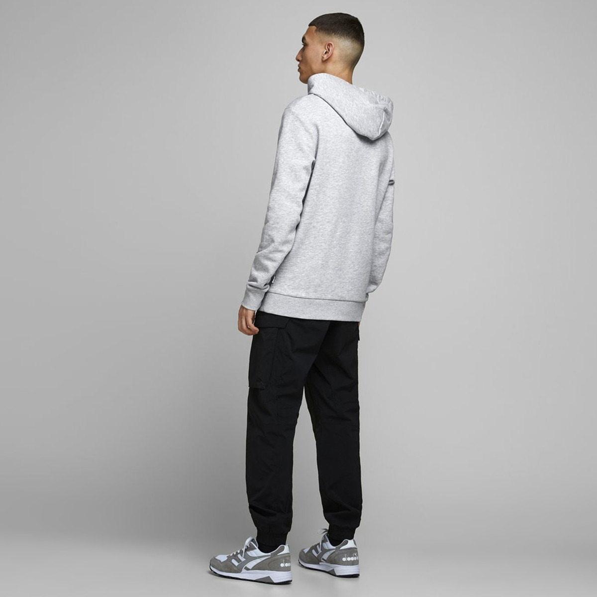 هودي خفيف بطبعات وأكمام طويلة وجيوب من جاك أند جونز-men-winterwear-hoodiesandsweatshirts-image-9