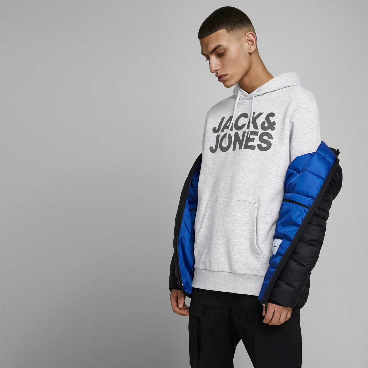 هودي خفيف بطبعات وأكمام طويلة وجيوب من جاك أند جونز-men-winterwear-hoodiesandsweatshirts-image-13