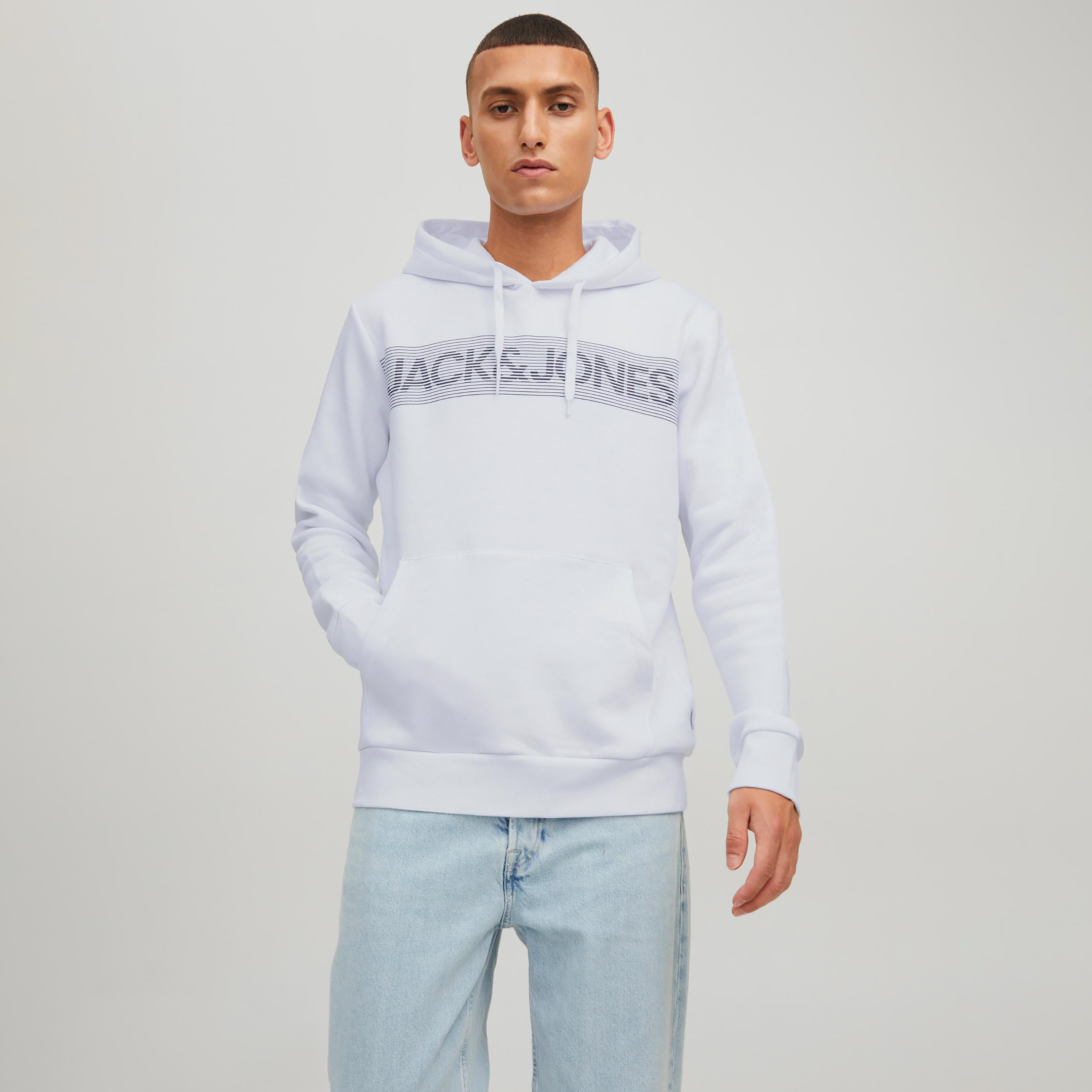 هودي من جاك آند جونز مع شعار بأكمام طويلة مع جيب كانغارو-men-winterwear-hoodiesandsweatshirts-image-16