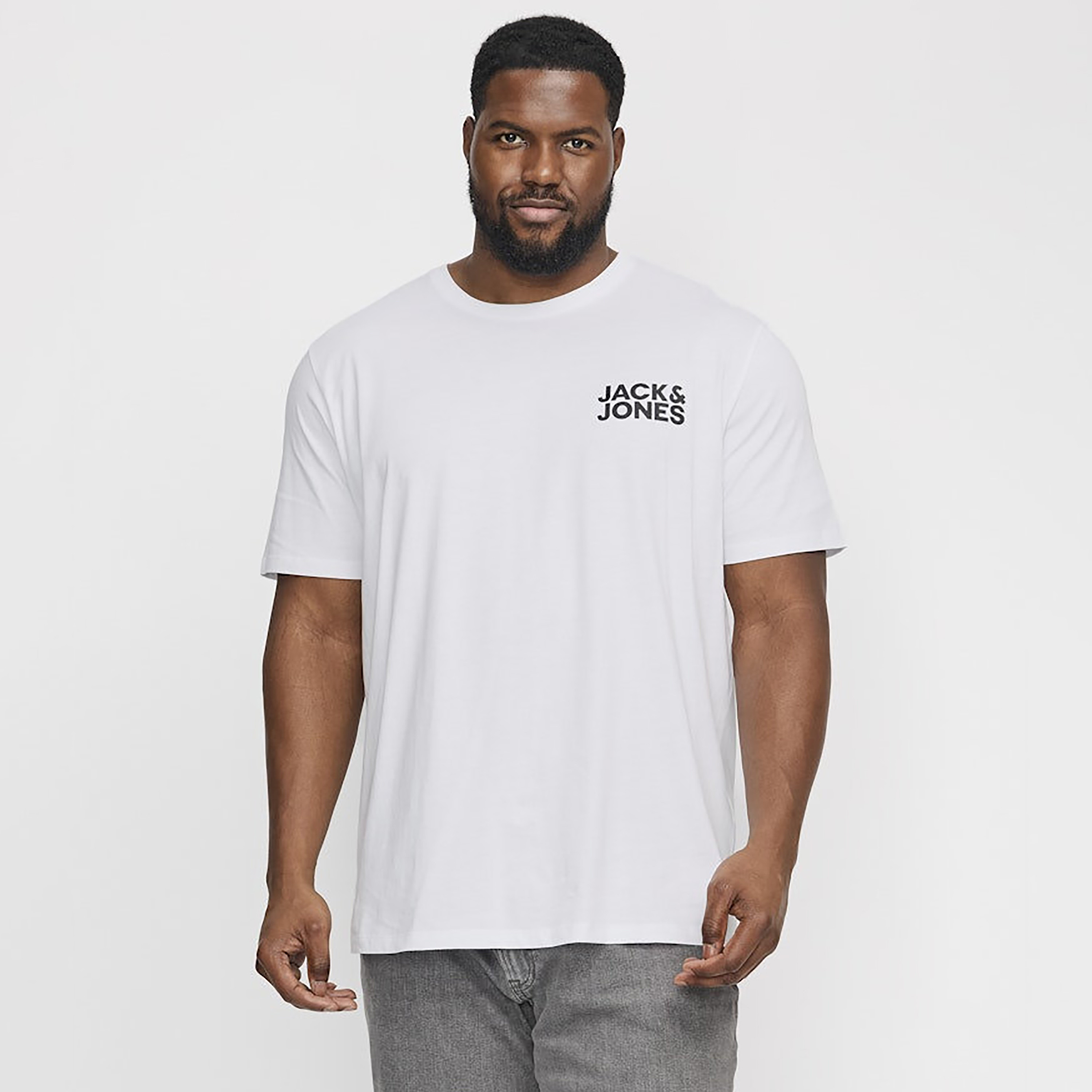 تي شيرت رجالي بأكمام قصيرة وياقة دائرية وشعار مقاس كبير من جاك اند جونز-men-clothing-tshirtsandpolos-tshirts-image-5