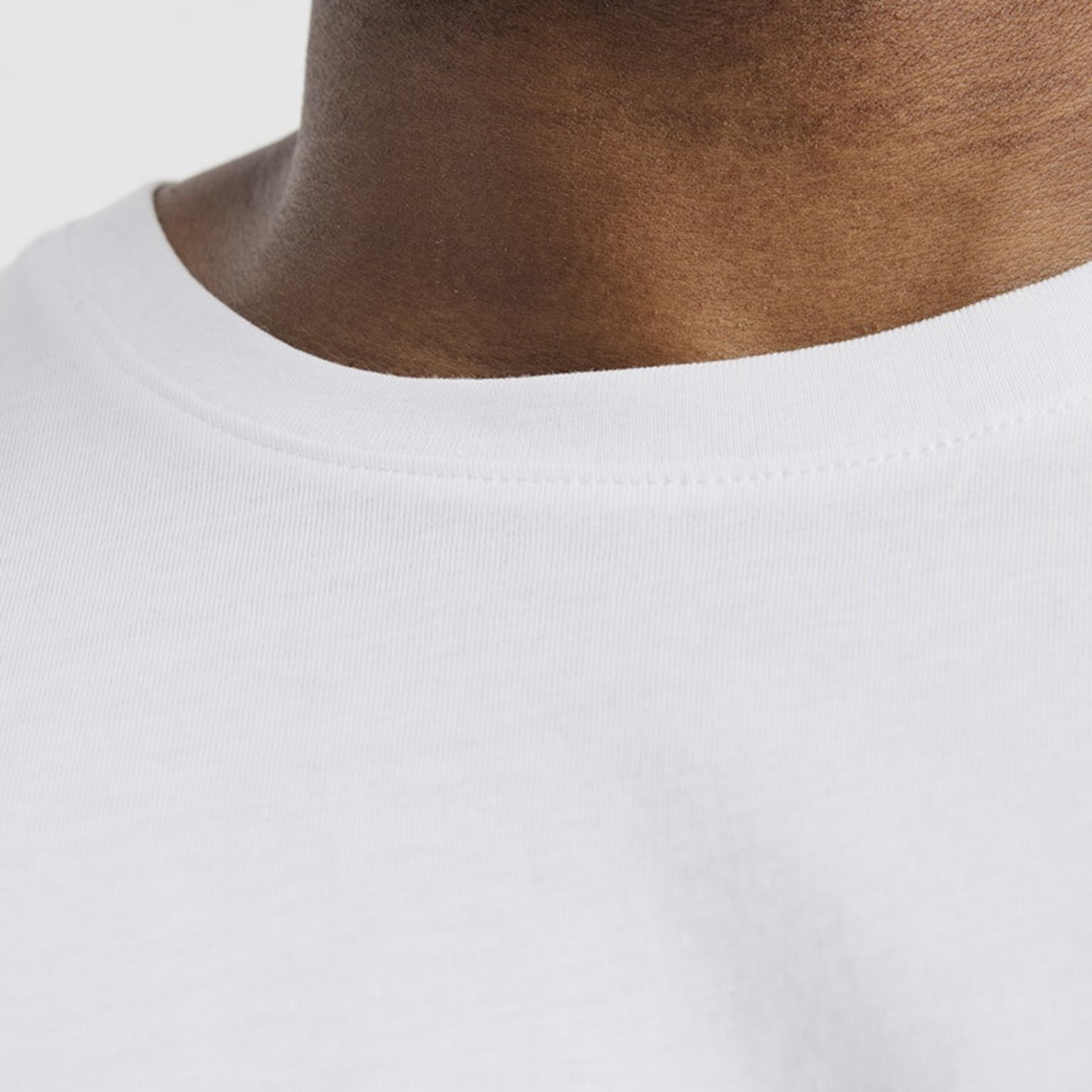 تي شيرت رجالي بأكمام قصيرة وياقة دائرية وشعار مقاس كبير من جاك اند جونز-men-clothing-tshirtsandpolos-tshirts-image-7
