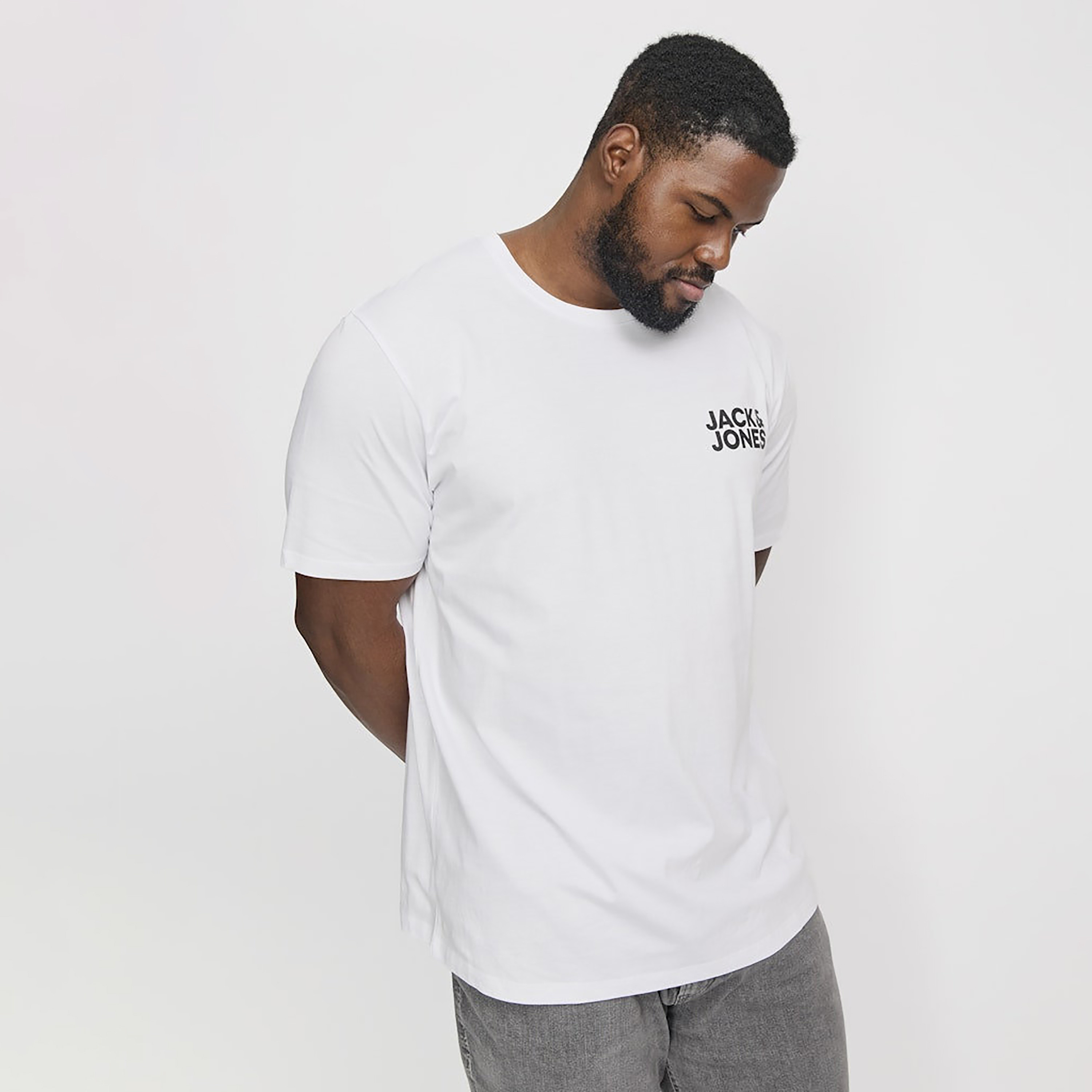 تي شيرت رجالي بأكمام قصيرة وياقة دائرية وشعار مقاس كبير من جاك اند جونز-men-clothing-tshirtsandpolos-tshirts-image-9