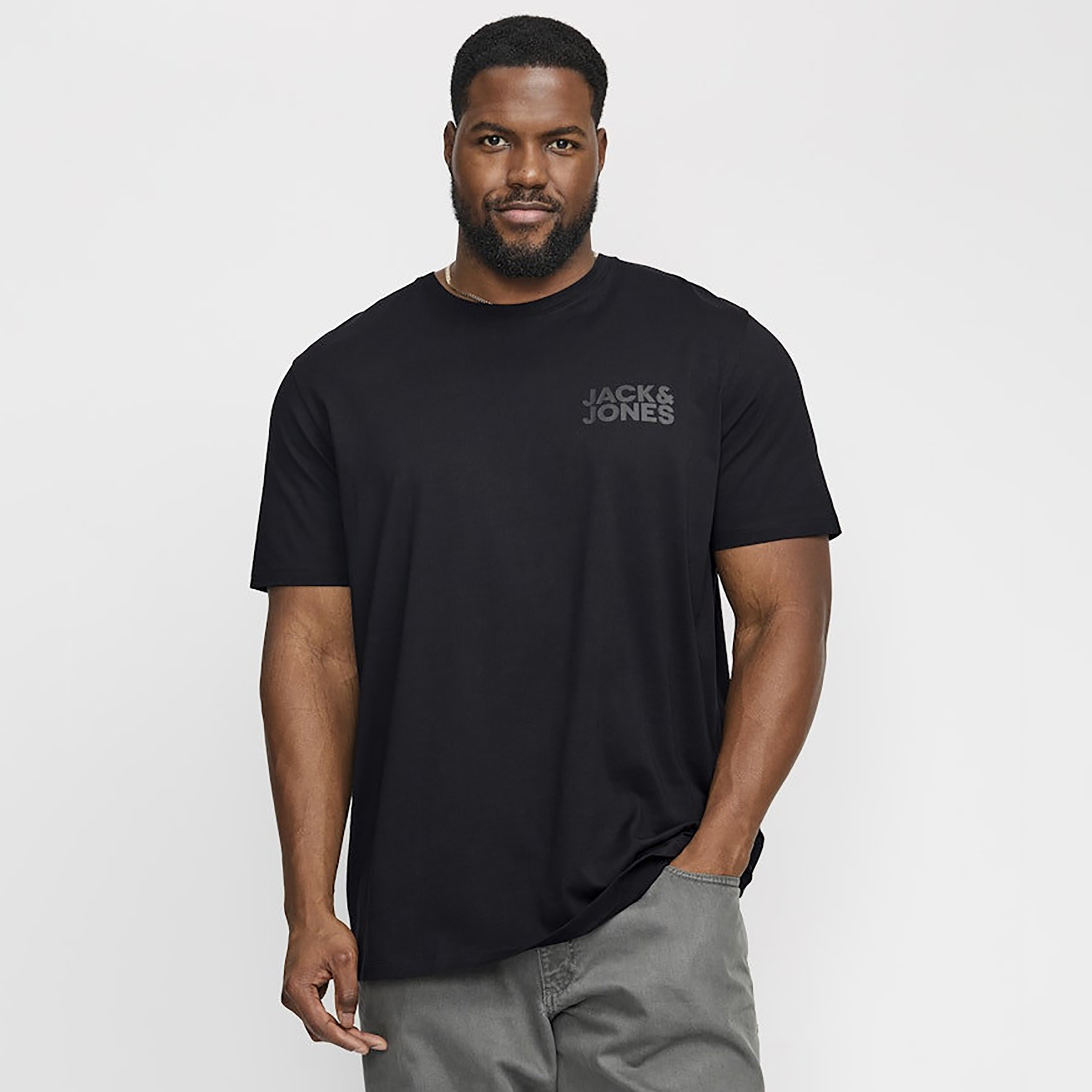 تي شيرت رجالي بأكمام قصيرة وياقة دائرية وشعار مقاس كبير من جاك اند جونز-men-clothing-tshirtsandpolos-tshirts-image-1