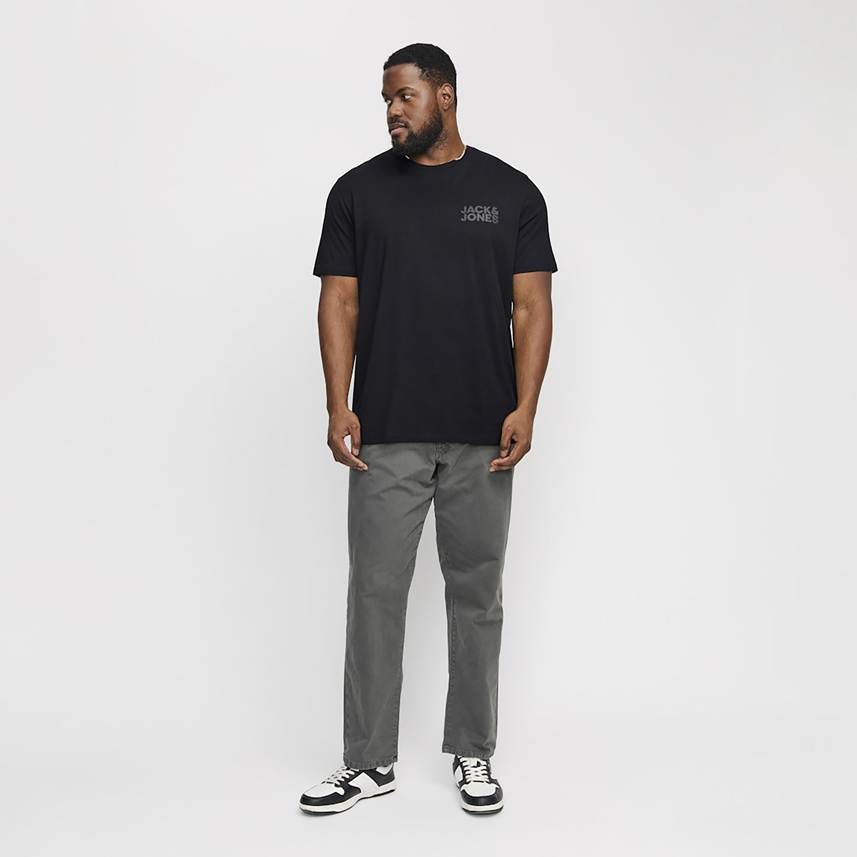 تي شيرت رجالي بأكمام قصيرة وياقة دائرية وشعار مقاس كبير من جاك اند جونز-men-clothing-tshirtsandpolos-tshirts-image-2