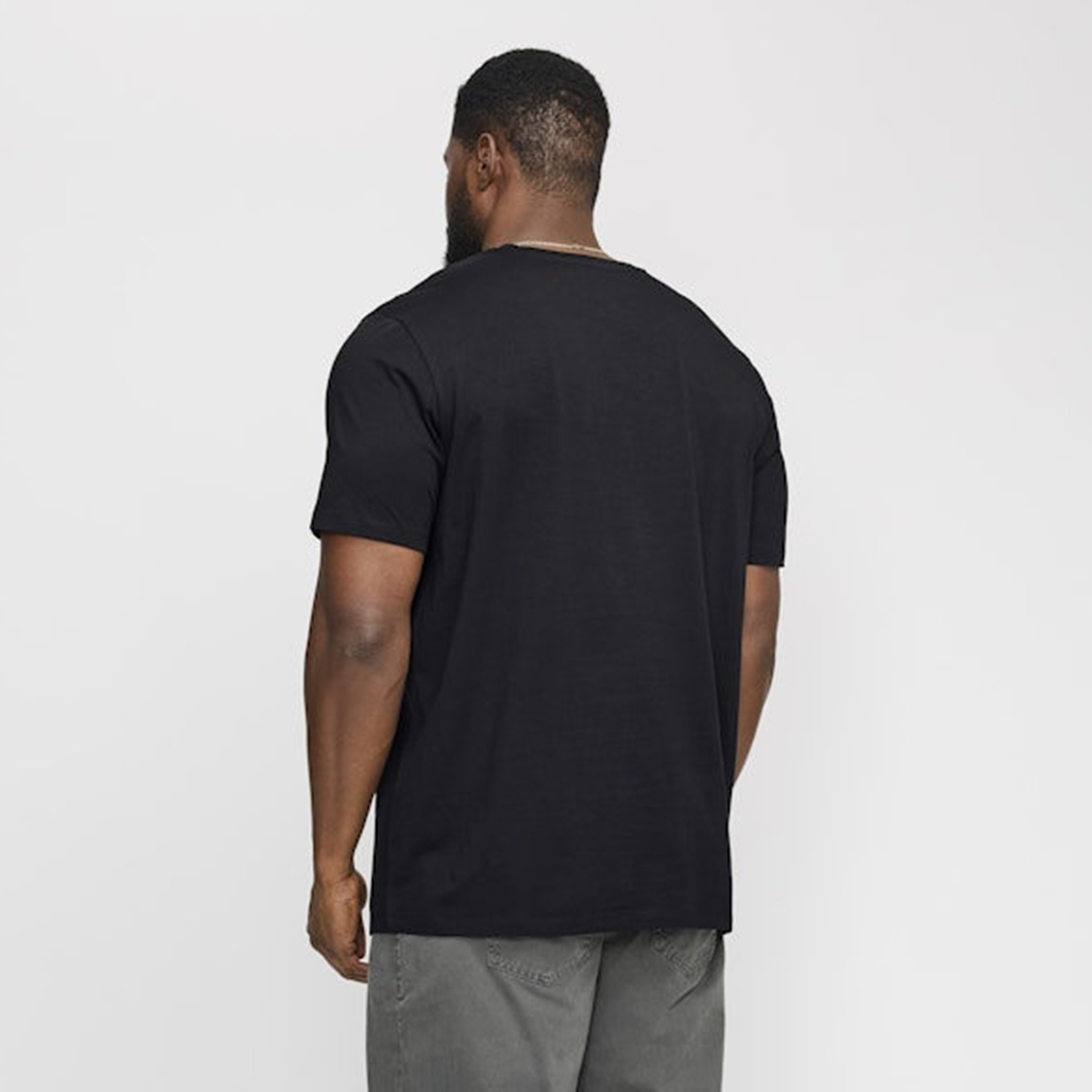 تي شيرت رجالي بأكمام قصيرة وياقة دائرية وشعار مقاس كبير من جاك اند جونز-men-clothing-tshirtsandpolos-tshirts-image-4
