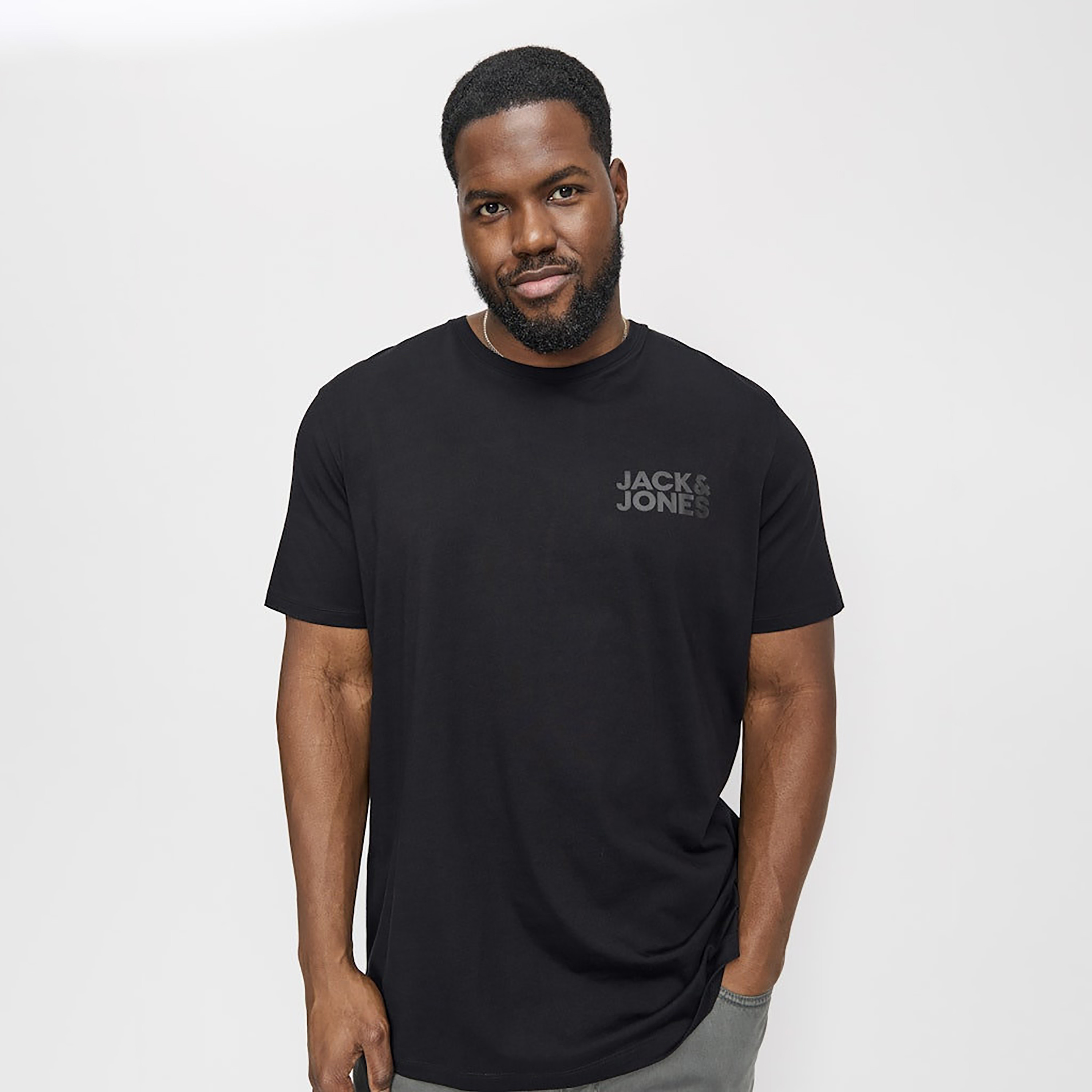 تي شيرت رجالي بأكمام قصيرة وياقة دائرية وشعار مقاس كبير من جاك اند جونز-men-clothing-tshirtsandpolos-tshirts-image-5