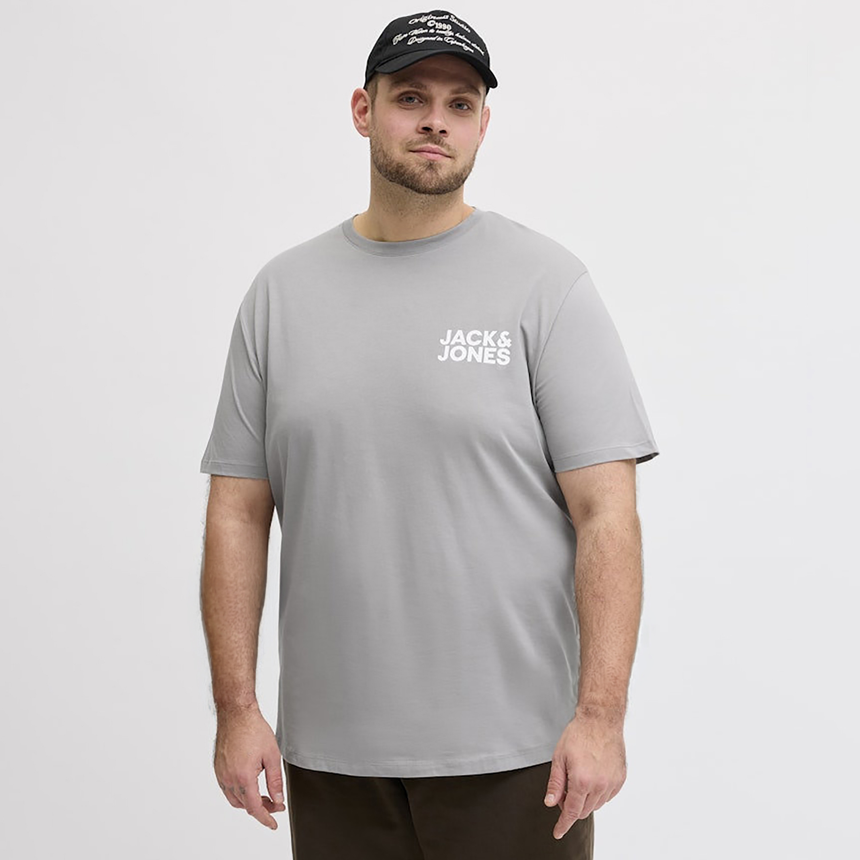 تي شيرت رجالي بأكمام قصيرة وياقة دائرية وشعار مقاس كبير من جاك اند جونز-men-clothing-tshirtsandpolos-tshirts-image-6