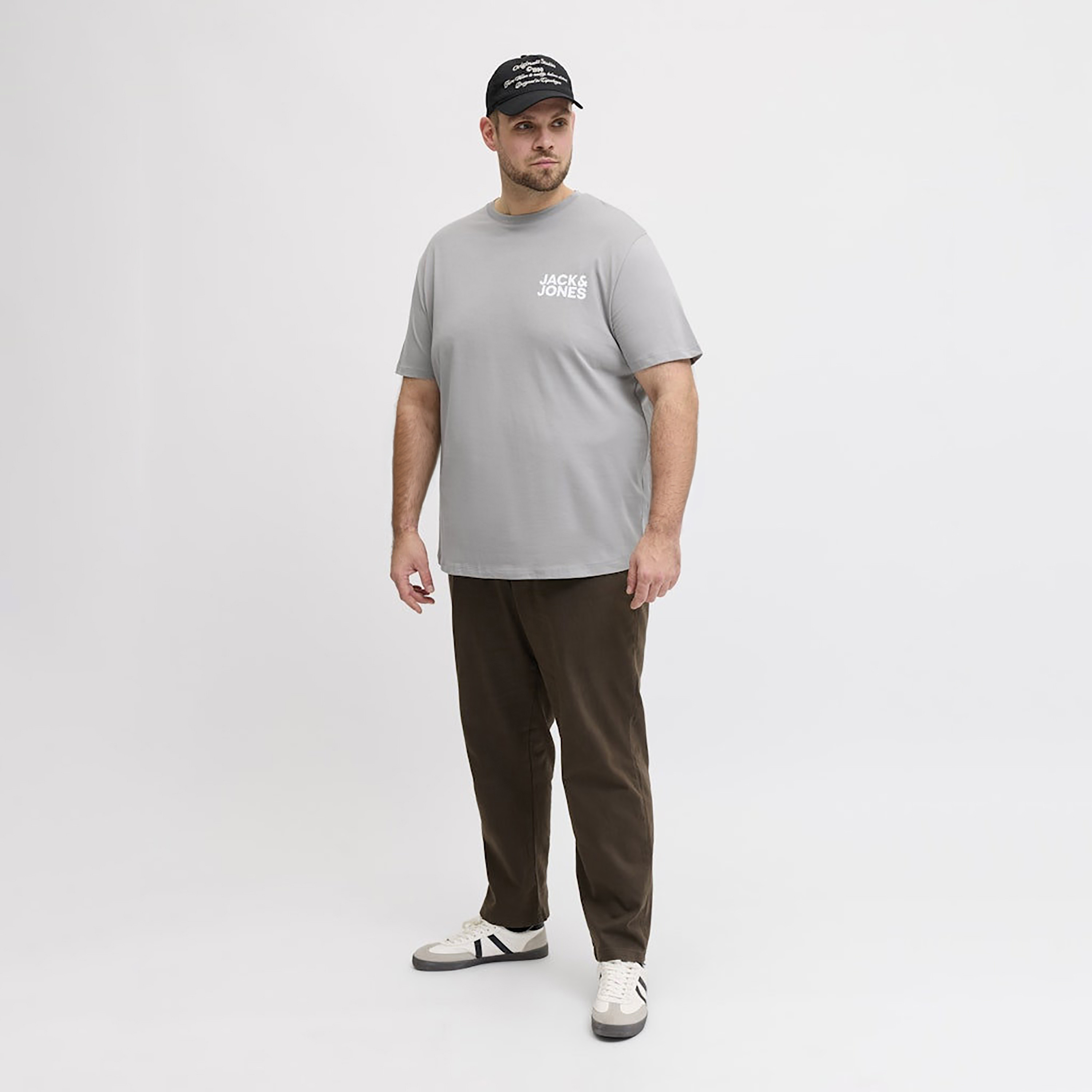 تي شيرت رجالي بأكمام قصيرة وياقة دائرية وشعار مقاس كبير من جاك اند جونز-men-clothing-tshirtsandpolos-tshirts-image-7