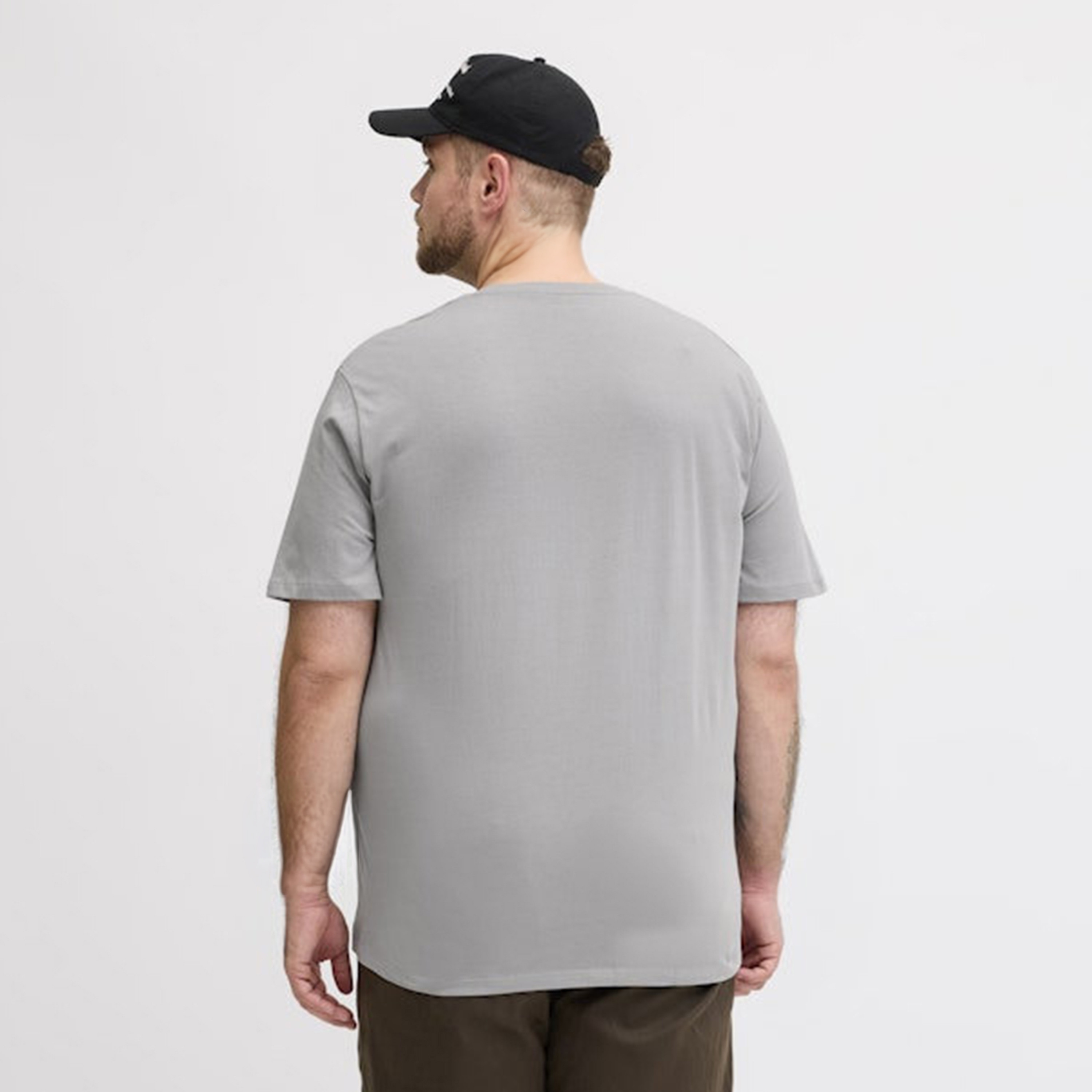تي شيرت رجالي بأكمام قصيرة وياقة دائرية وشعار مقاس كبير من جاك اند جونز-men-clothing-tshirtsandpolos-tshirts-image-9