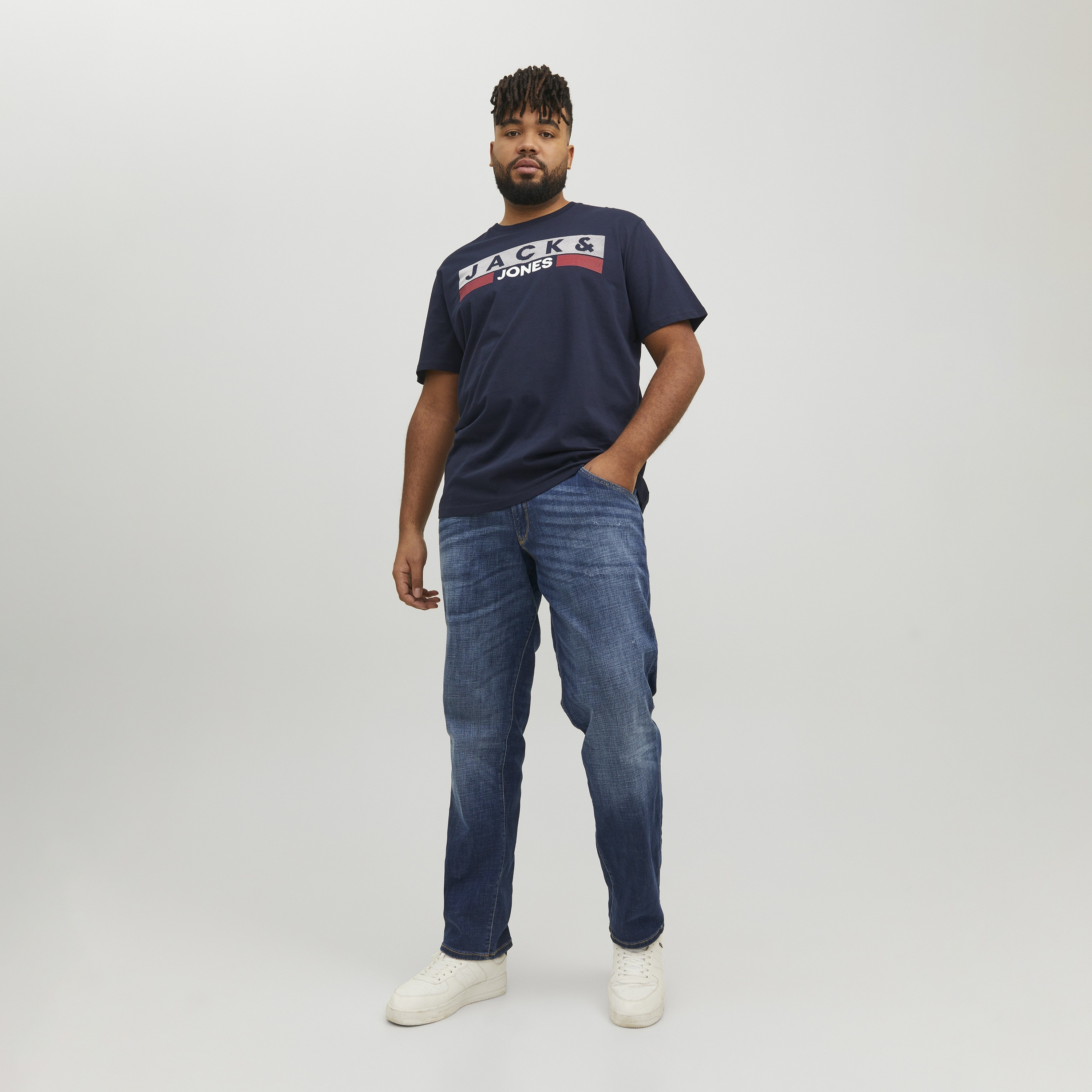 تي شيرت من جاك آند جونز مع شعار بأكمام قصيرة و ياقة مستديرة-men-clothing-tshirtsandpolos-tshirts-image-10
