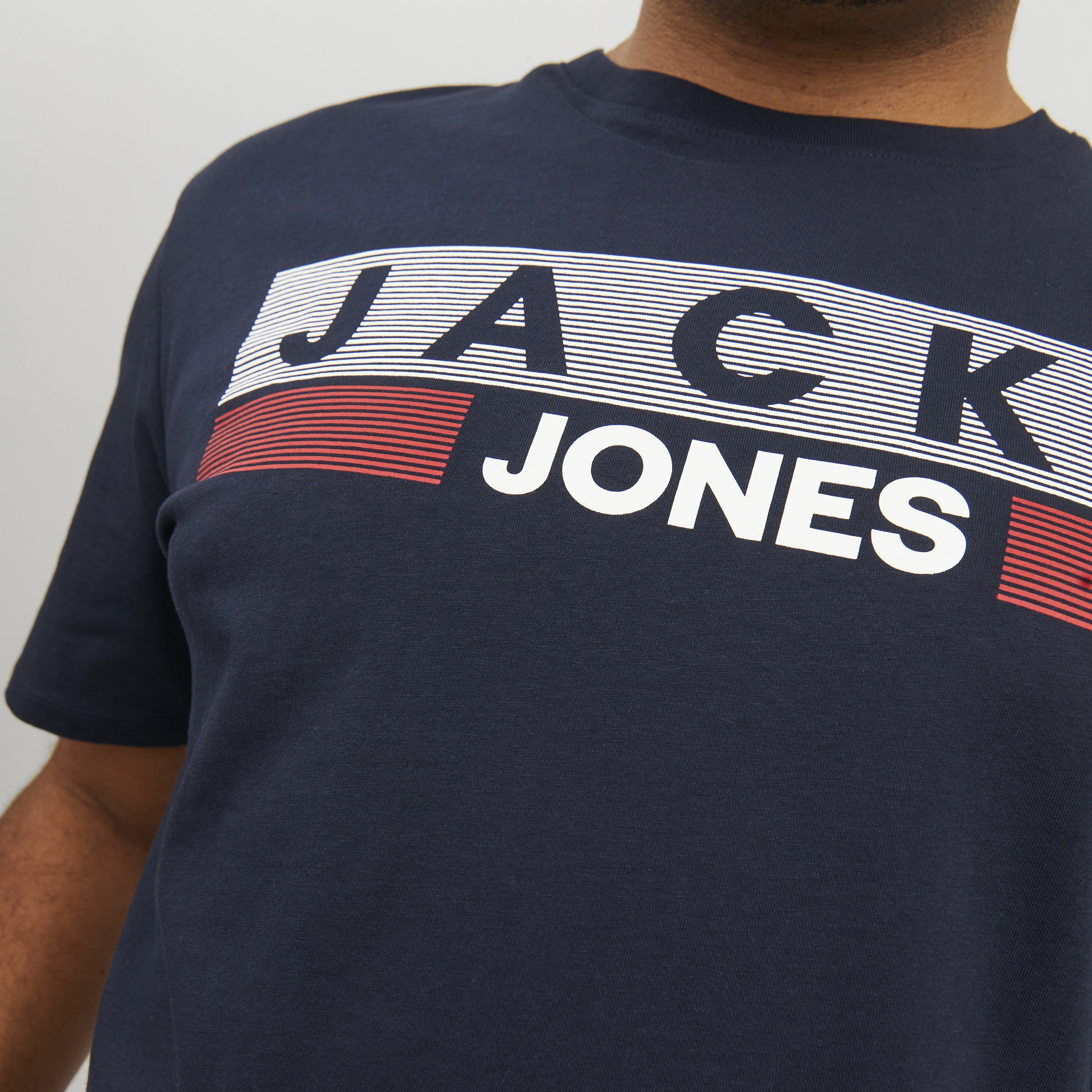 تي شيرت من جاك آند جونز مع شعار بأكمام قصيرة و ياقة مستديرة-men-clothing-tshirtsandpolos-tshirts-image-11