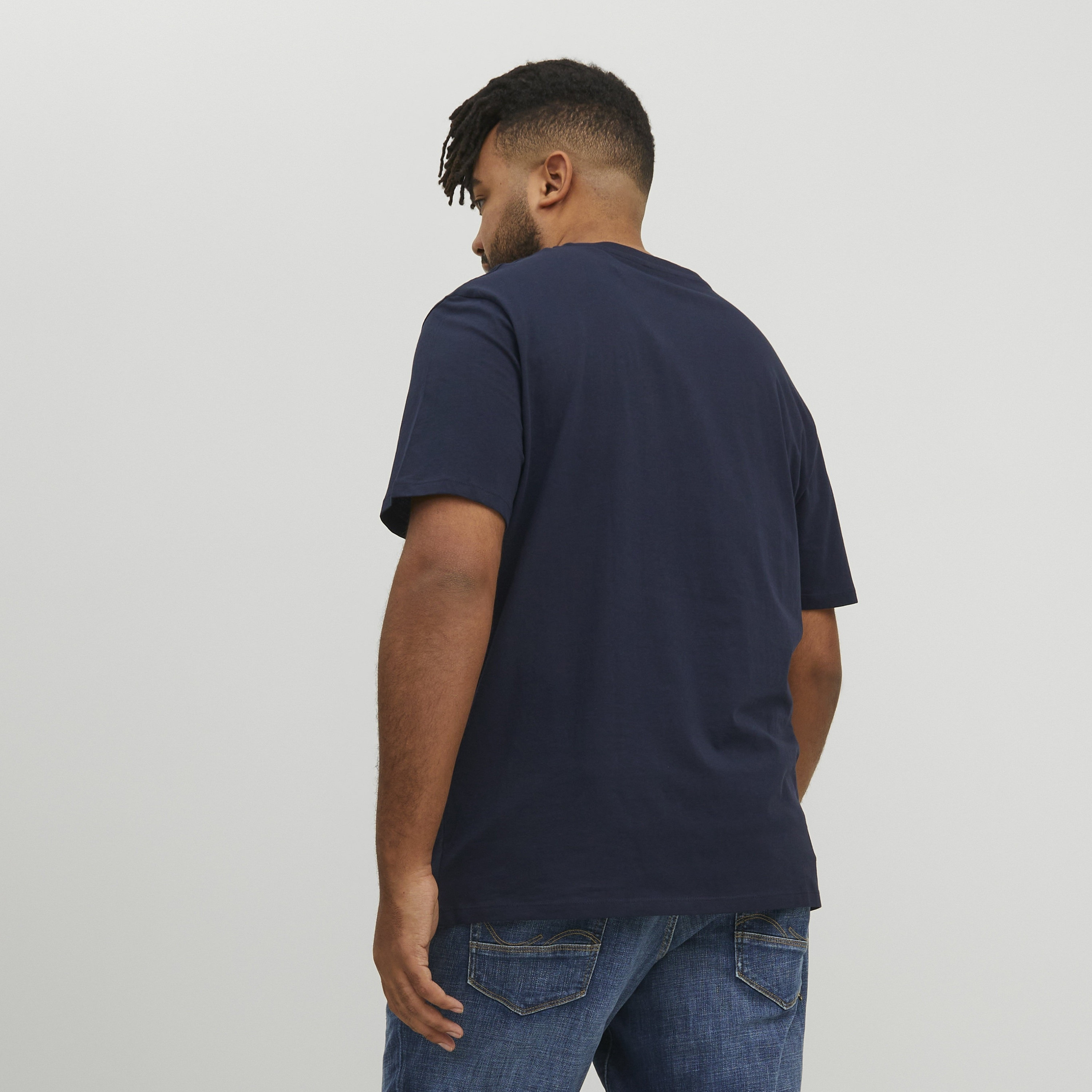 تي شيرت من جاك آند جونز مع شعار بأكمام قصيرة و ياقة مستديرة-men-clothing-tshirtsandpolos-tshirts-image-12