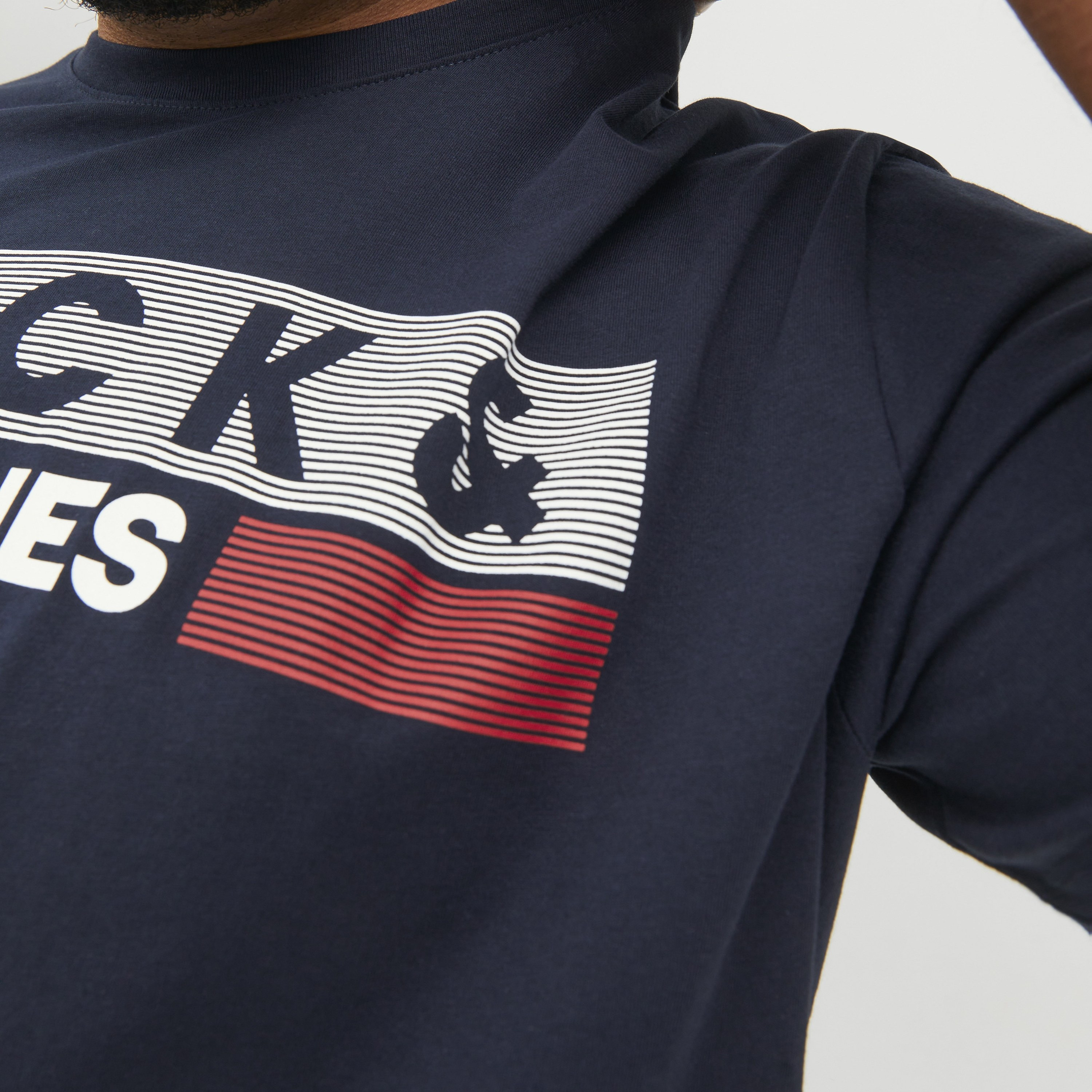 تي شيرت من جاك آند جونز مع شعار بأكمام قصيرة و ياقة مستديرة-men-clothing-tshirtsandpolos-tshirts-image-13