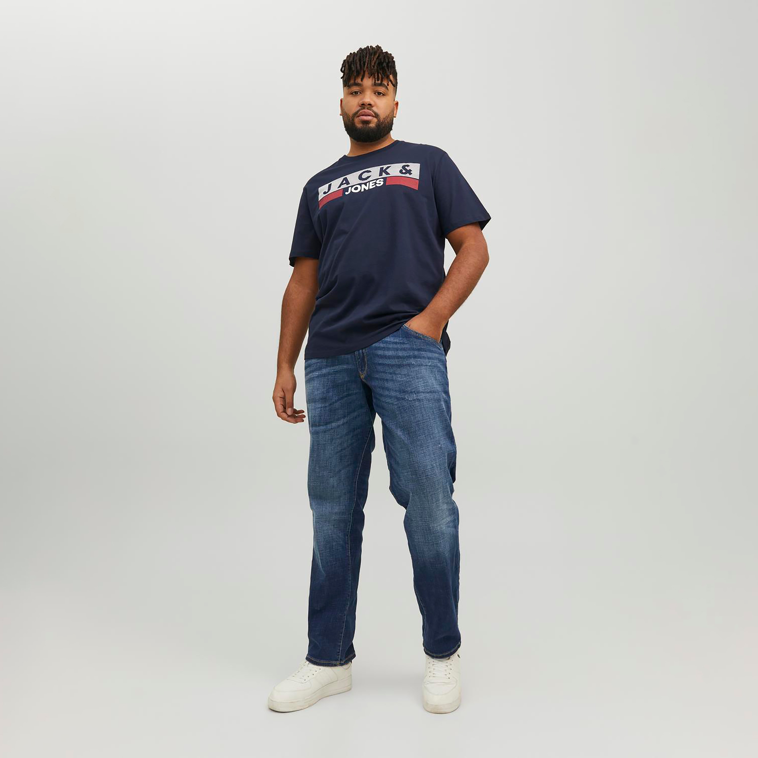 تيشيرت ذو شعار مقاس كبير وأكمام قصيرة ورقبة دائرية من جاك آند جونز-men-clothing-tshirtsandpolos-tshirts-image-2