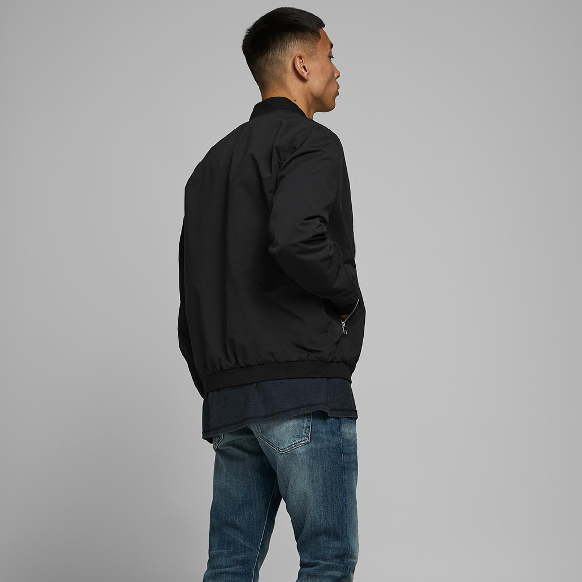 جاكيت بومبر من جاك آند جونز أسود سادة بحافة مضلعة للرجال-men-clothing-jacketsandblazers-jackets-image-2