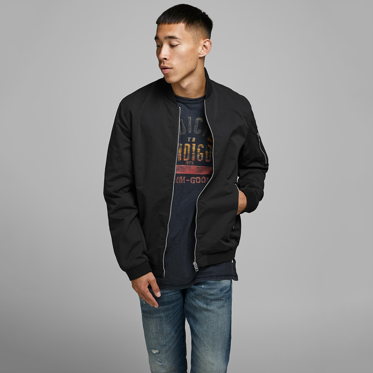 جاكيت بومبر من جاك آند جونز أسود سادة بحافة مضلعة للرجال-men-clothing-jacketsandblazers-jackets-image-5