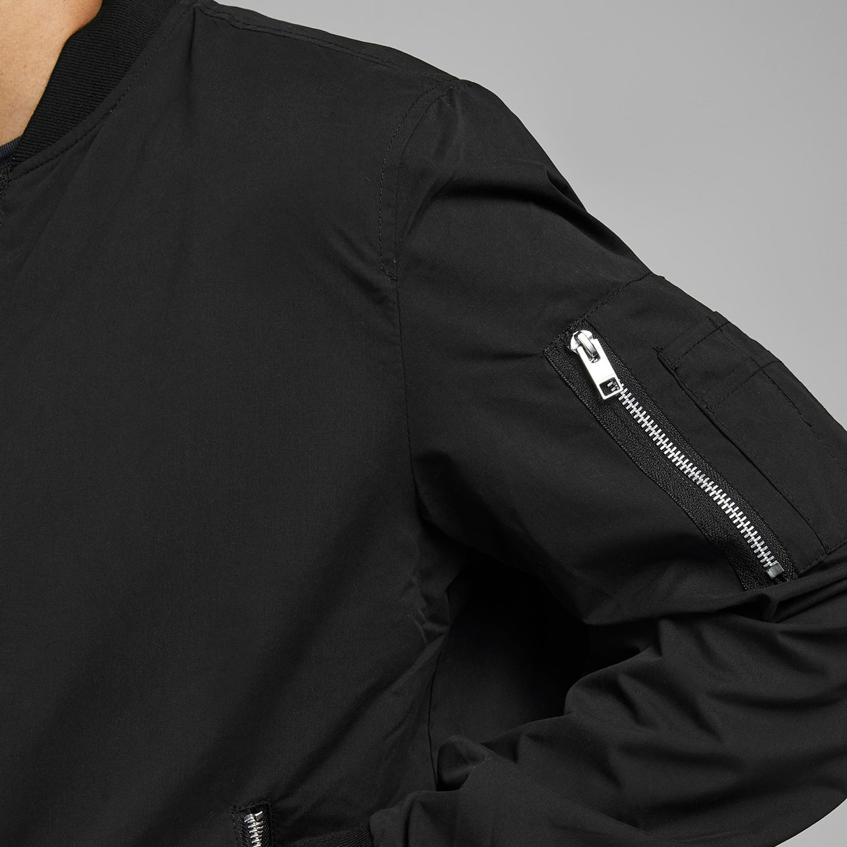 جاكيت بومبر من جاك آند جونز أسود سادة بحافة مضلعة للرجال-men-clothing-jacketsandblazers-jackets-image-6