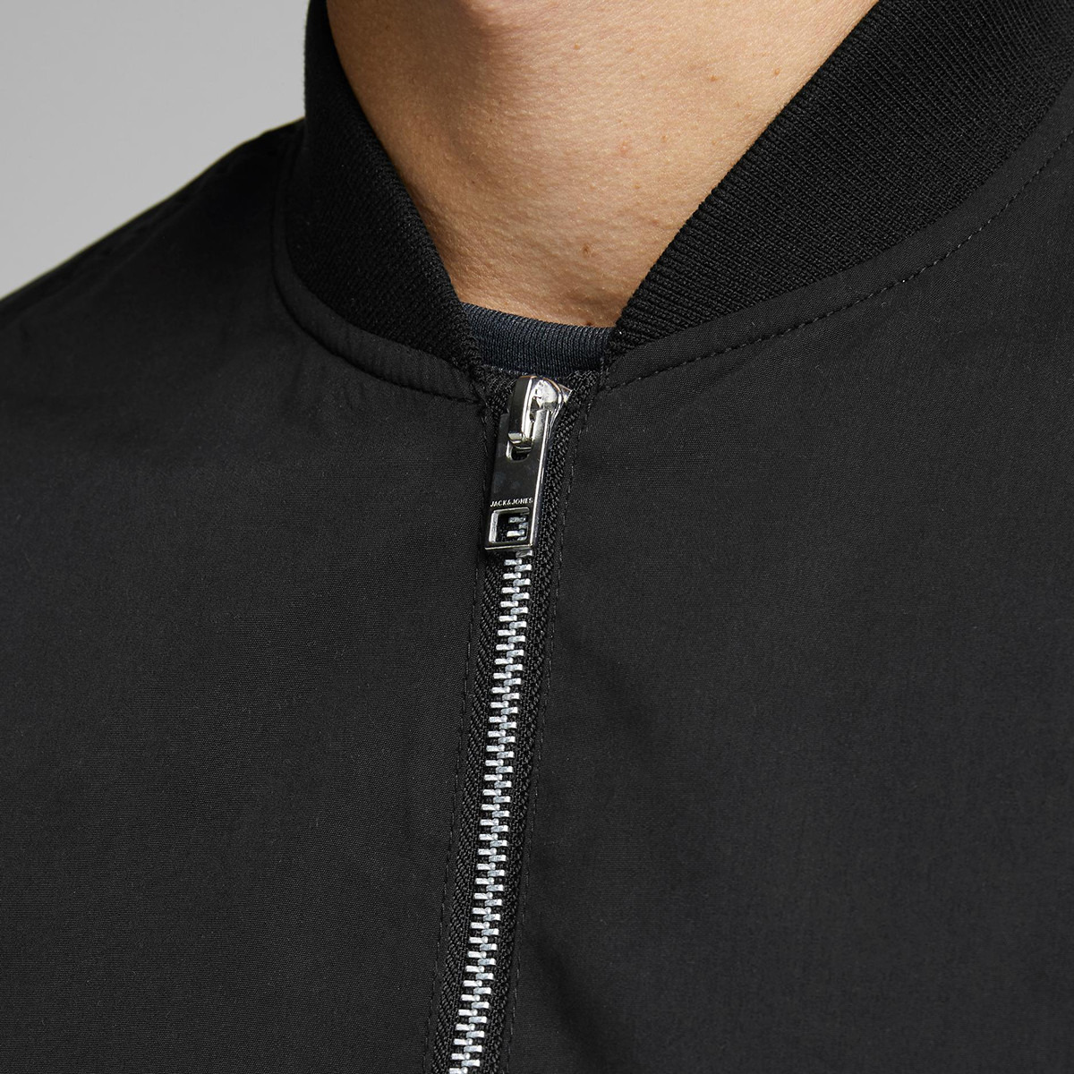 جاكيت بومبر من جاك آند جونز أسود سادة بحافة مضلعة للرجال-men-clothing-jacketsandblazers-jackets-image-7