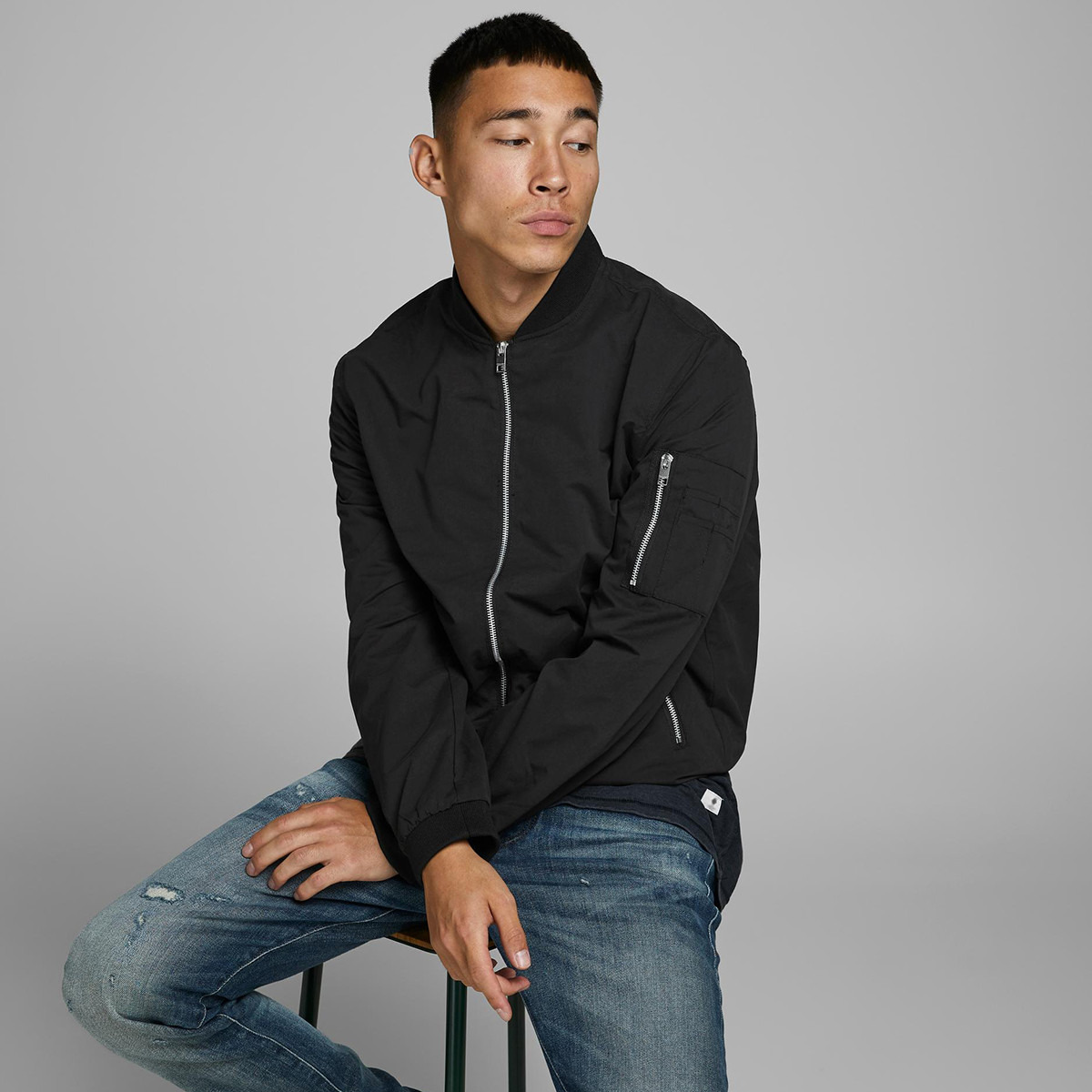 جاكيت بومبر من جاك آند جونز أسود سادة بحافة مضلعة للرجال-men-clothing-jacketsandblazers-jackets-image-8