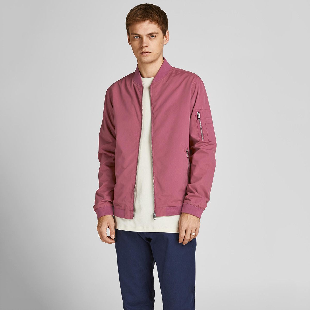 جاكيت بومبر من جاك آند جونز وردي سادة بحافة مضلعة للرجال-men-clothing-jacketsandblazers-jackets-image-1