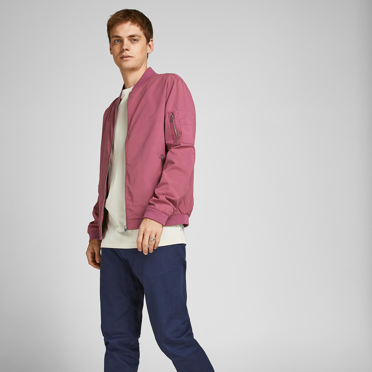 جاكيت بومبر من جاك آند جونز وردي سادة بحافة مضلعة للرجال-men-clothing-jacketsandblazers-jackets-image-7