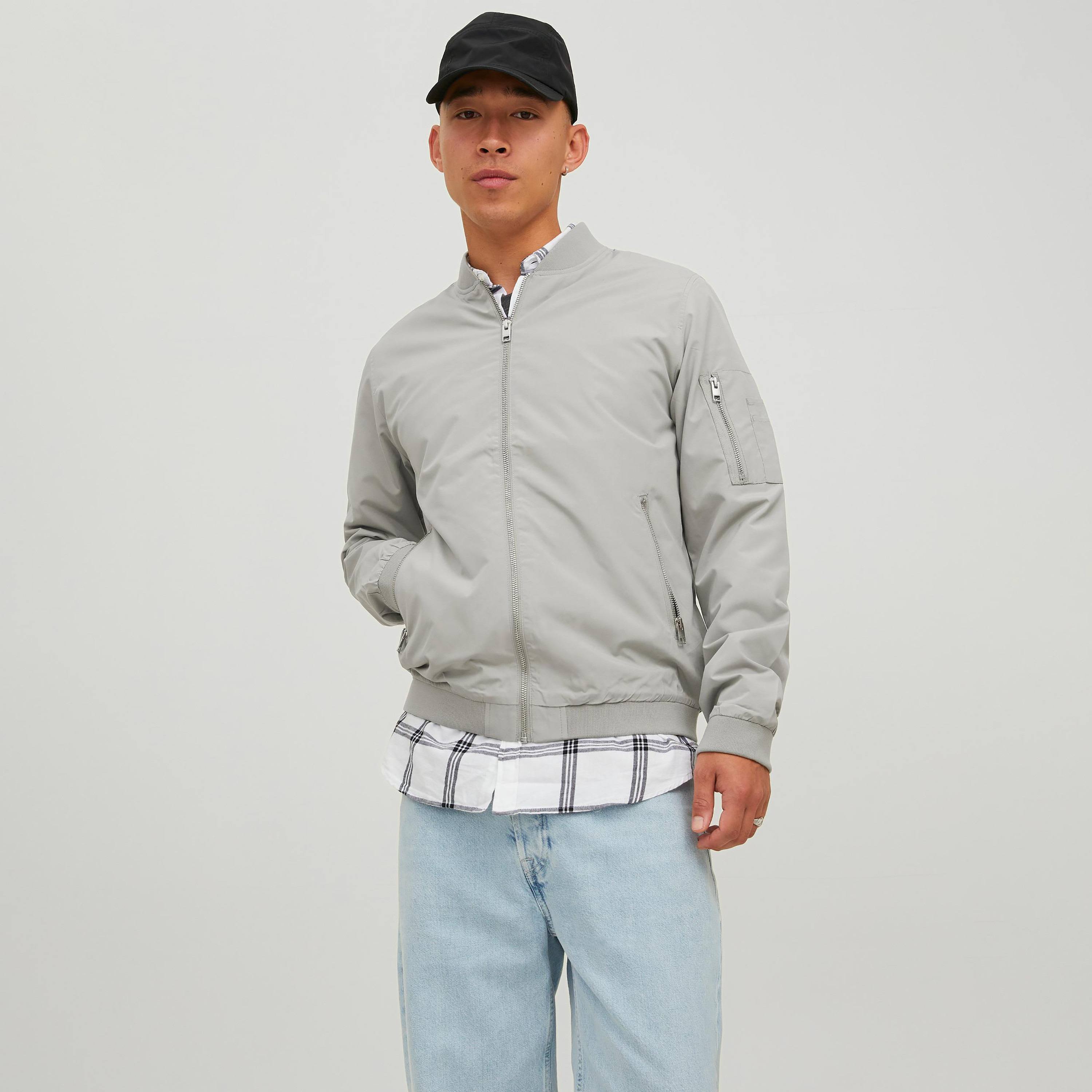 جاكيت جاك اند جونز منفوخ رجالي رمادي سادة بسحاب أمامي-men-clothing-jacketsandblazers-jackets-image-1