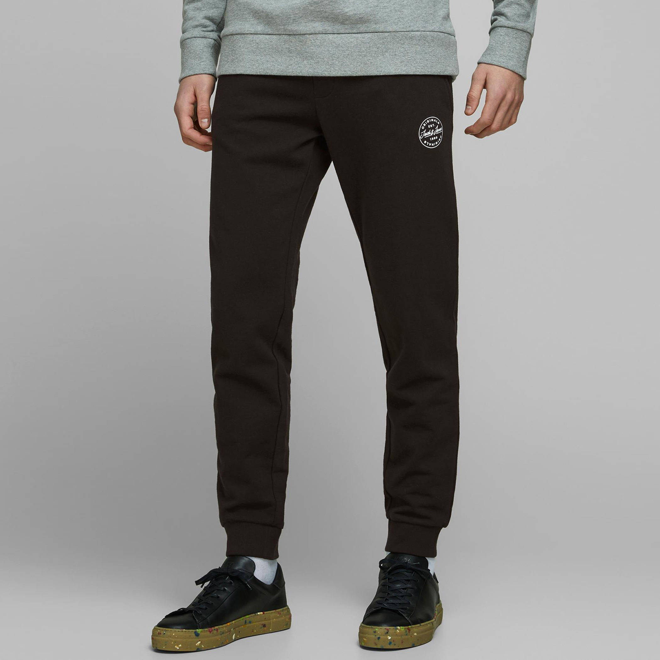 بنطلون رياضي سادة بجيوب ورباط إغلاق من جاك & جونز-men-clothing-bottoms-joggers-image-1