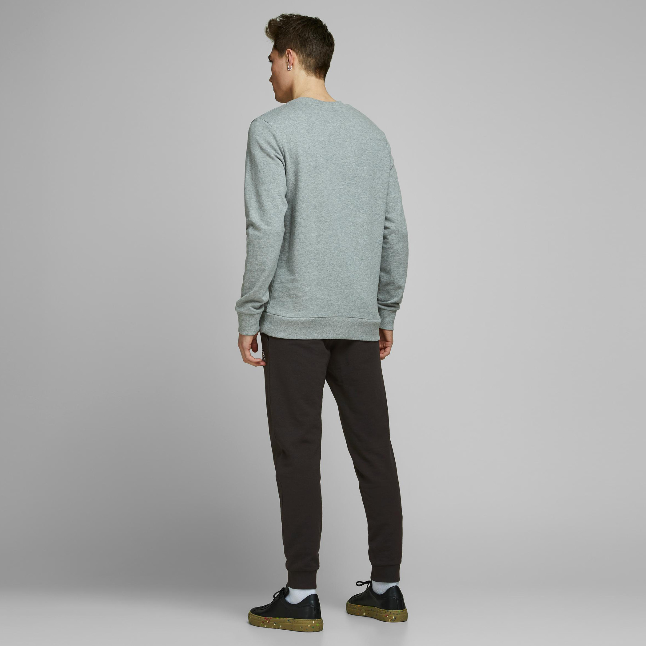 بنطلون رياضي سادة بجيوب ورباط إغلاق من جاك & جونز-men-clothing-bottoms-joggers-image-3