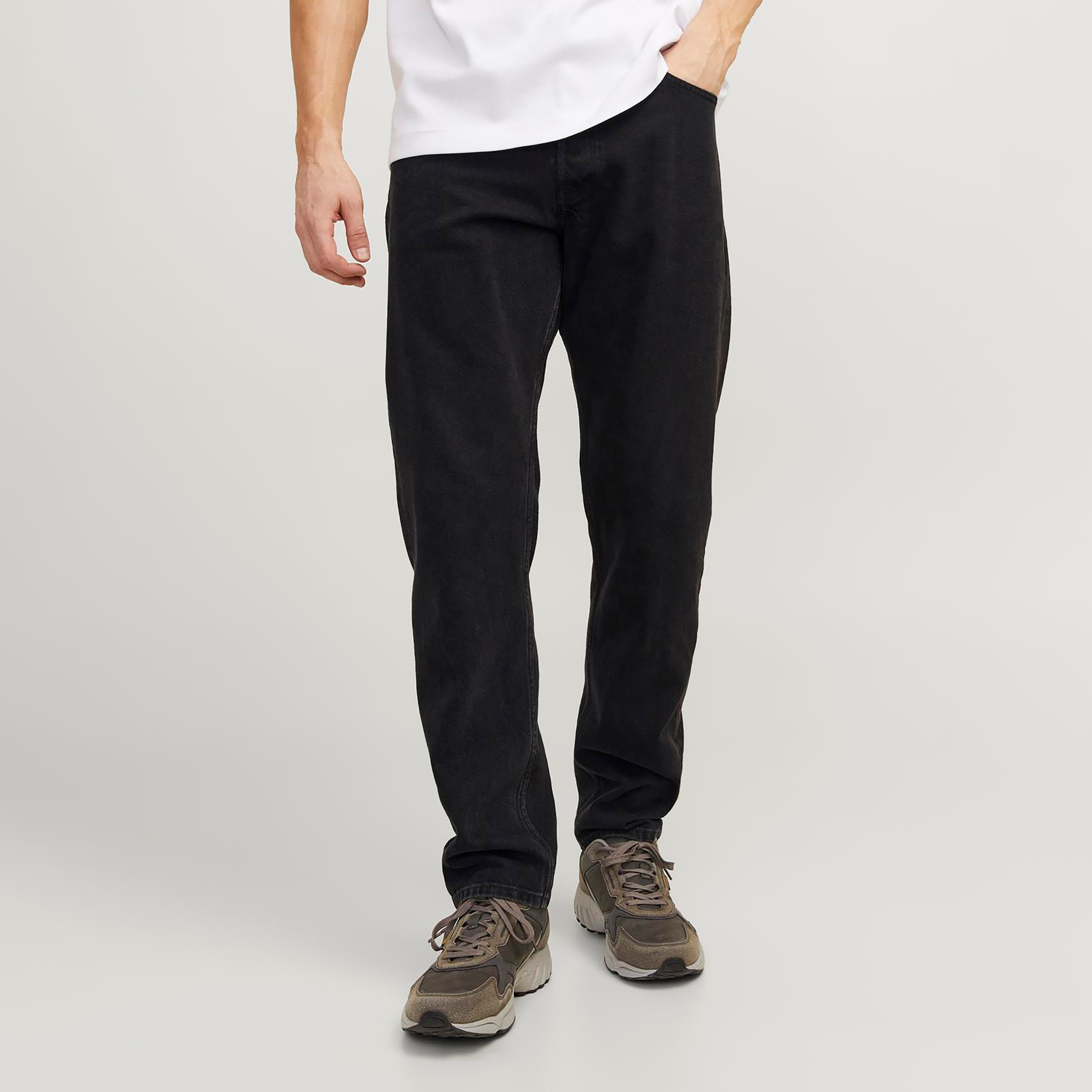 بنطال جينز من جاك آند جونز بعالي الارتفاع وقصة مريحة ومزين بجيوب-men-clothing-bottoms-jeans-image-1