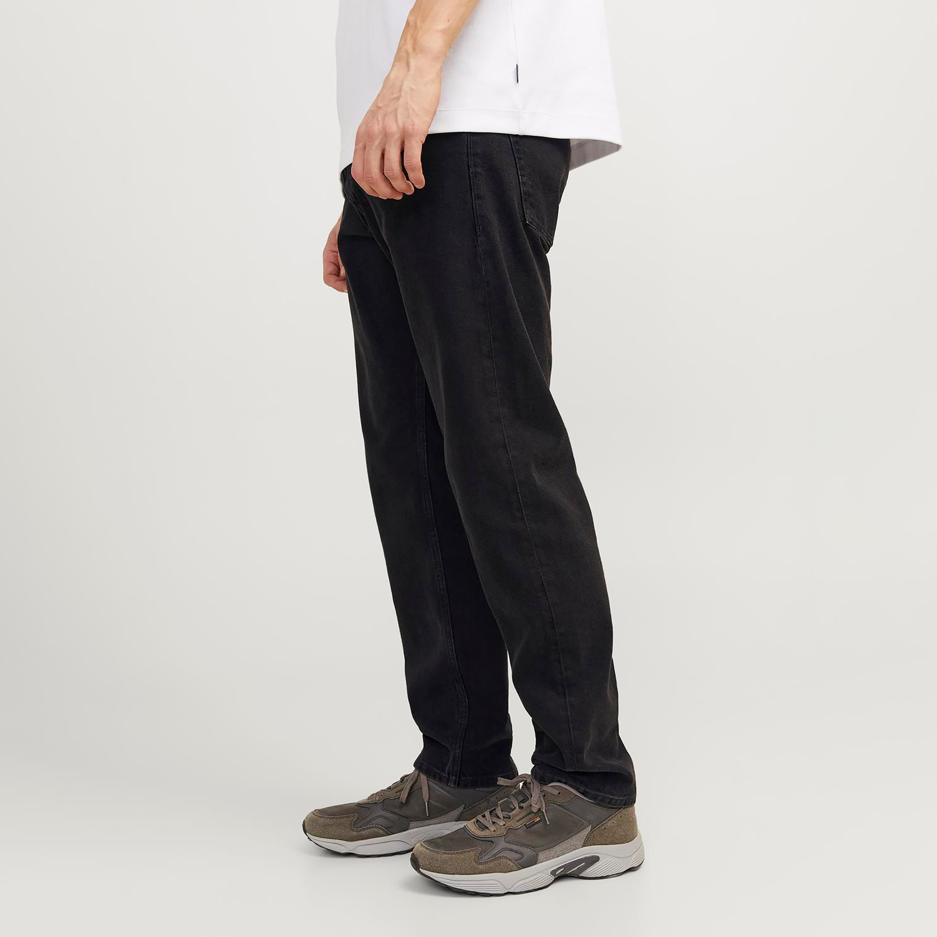 بنطال جينز من جاك آند جونز بعالي الارتفاع وقصة مريحة ومزين بجيوب-men-clothing-bottoms-jeans-image-2
