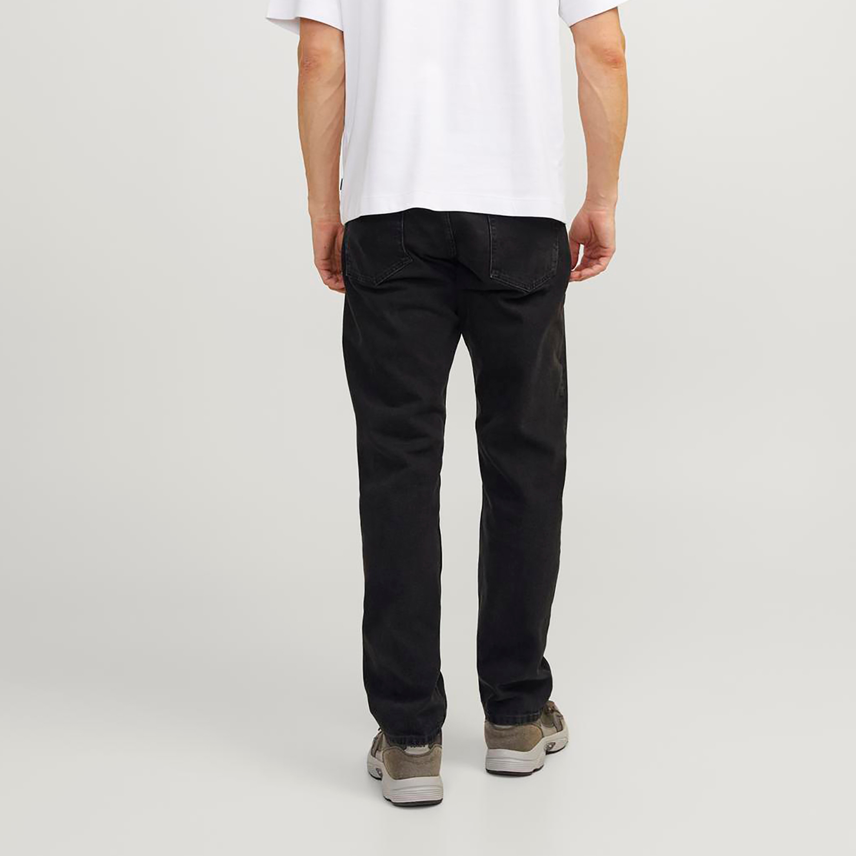 بنطال جينز من جاك آند جونز بعالي الارتفاع وقصة مريحة ومزين بجيوب-men-clothing-bottoms-jeans-image-3