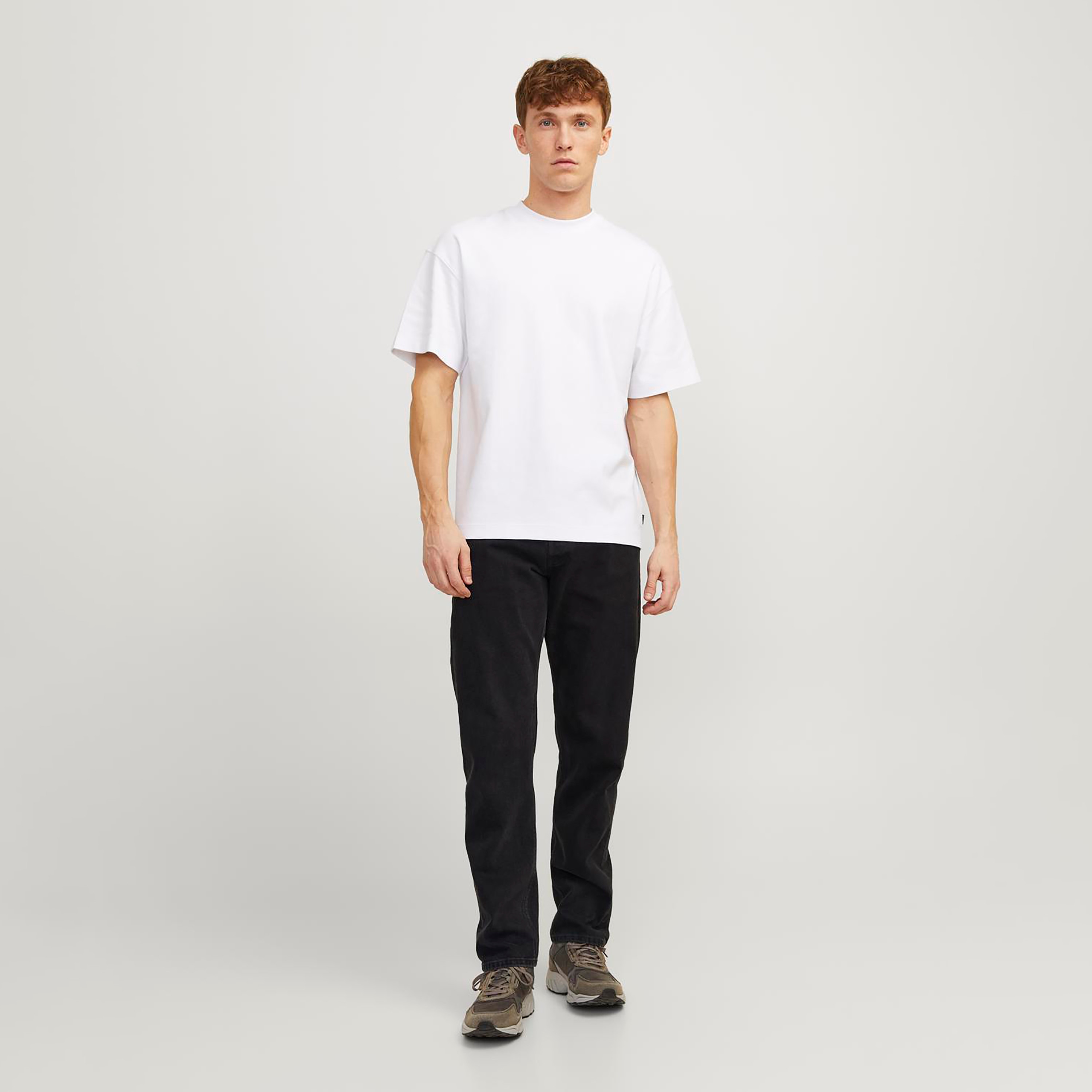 بنطال جينز من جاك آند جونز بعالي الارتفاع وقصة مريحة ومزين بجيوب-men-clothing-bottoms-jeans-image-5