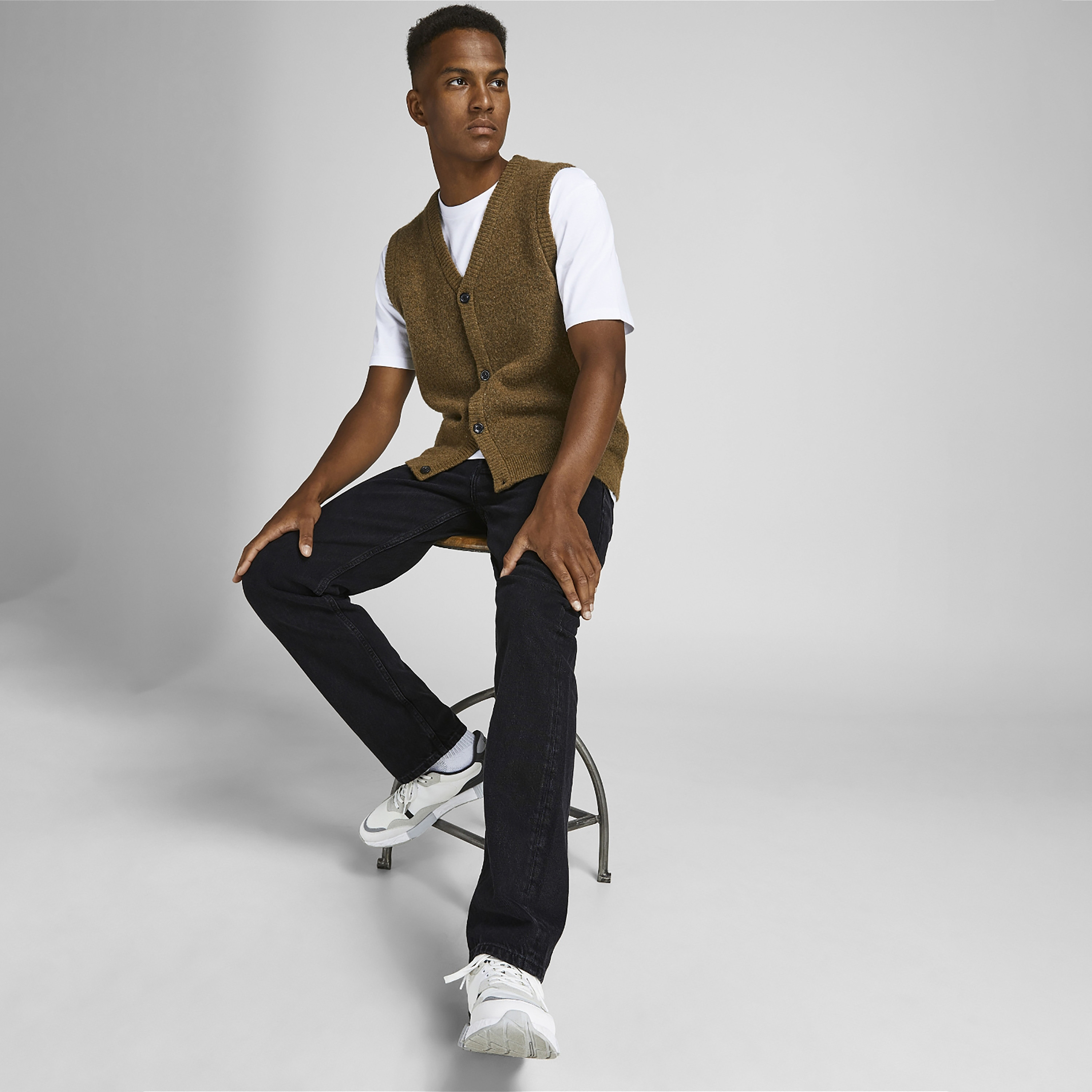 بنطال جينز من جاك آند جونز بعالي الارتفاع وقصة مريحة ومزين بجيوب-men-clothing-bottoms-jeans-image-6