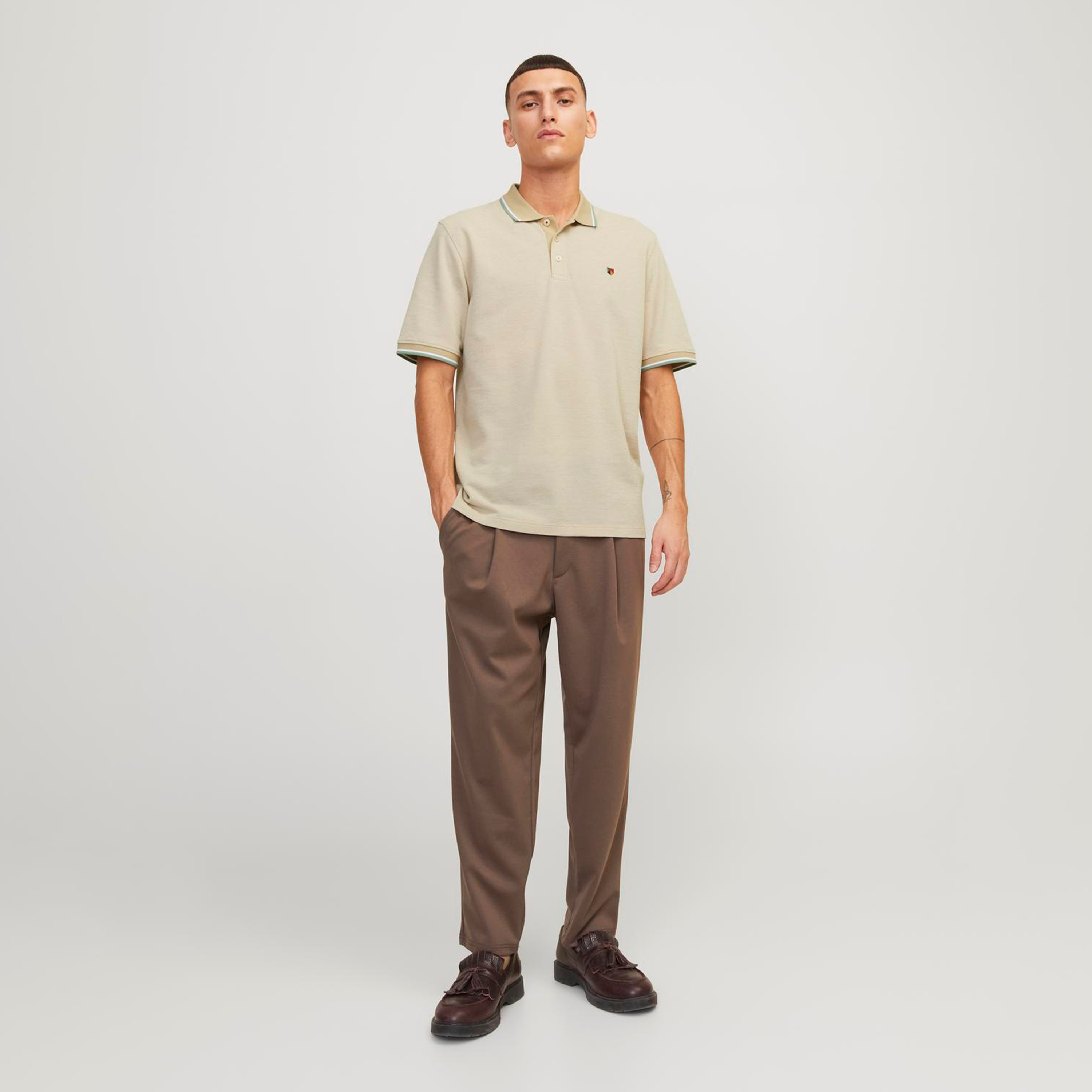 بولو تي شيرت من جاك آند جونز بأكمام قصيرة مع ياقة سادة-men-clothing-tshirtsandpolos-polos-image-2