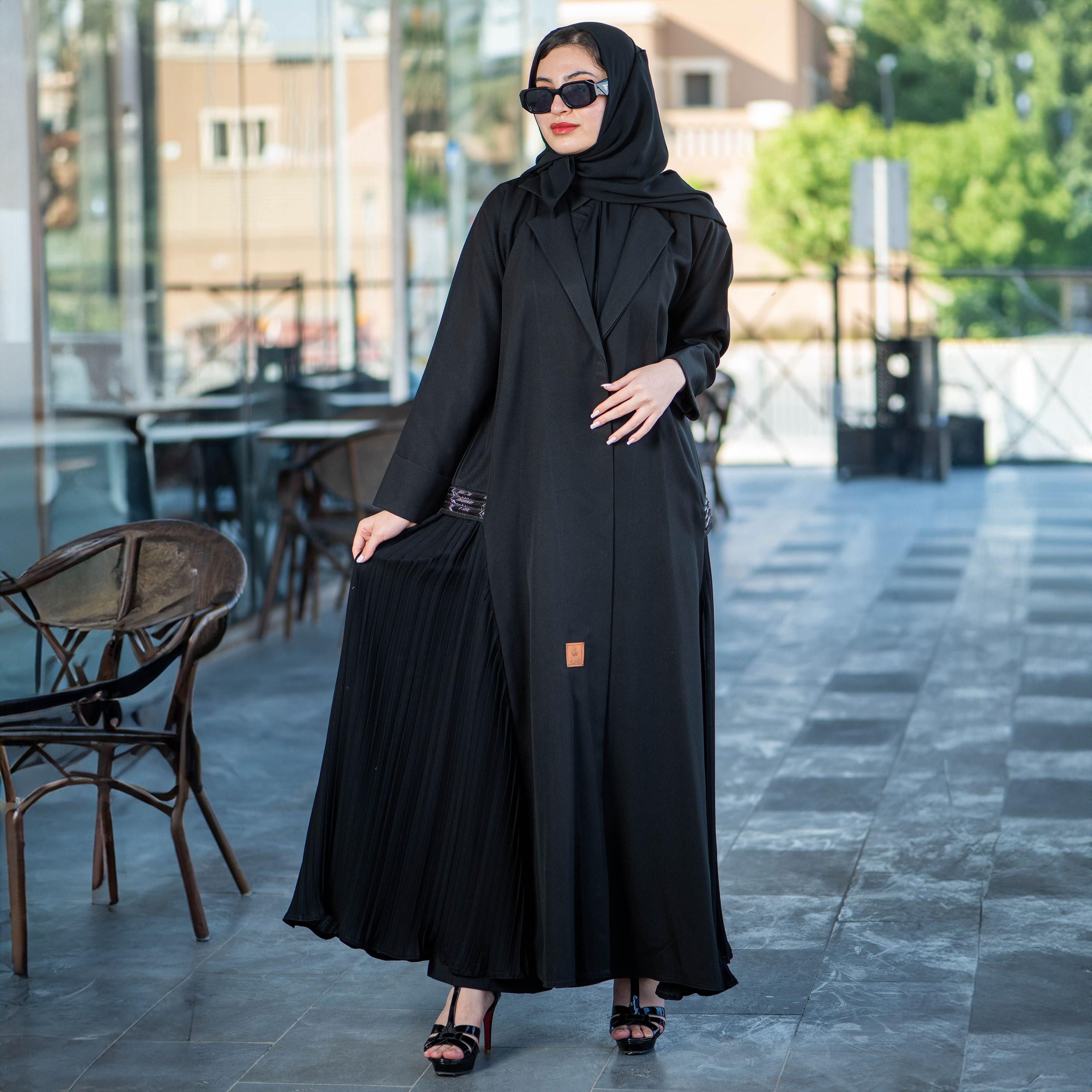 عباية زاهية سوداء بطيات ومزينة بطية صدر مدببة مع طرحة-women-arabicclothing-abayas-image-1