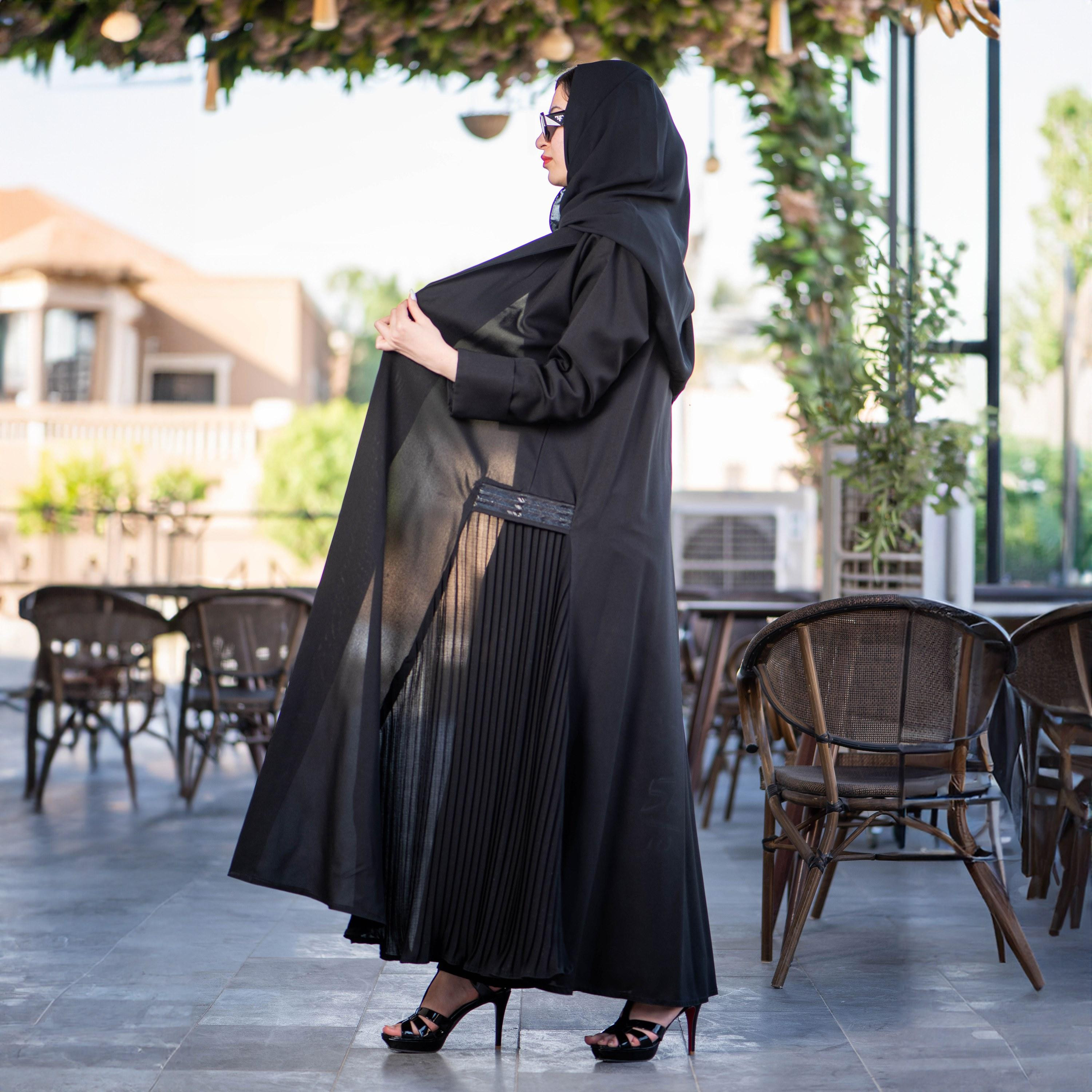 عباية زاهية سوداء بطيات ومزينة بطية صدر مدببة مع طرحة-women-arabicclothing-abayas-image-2