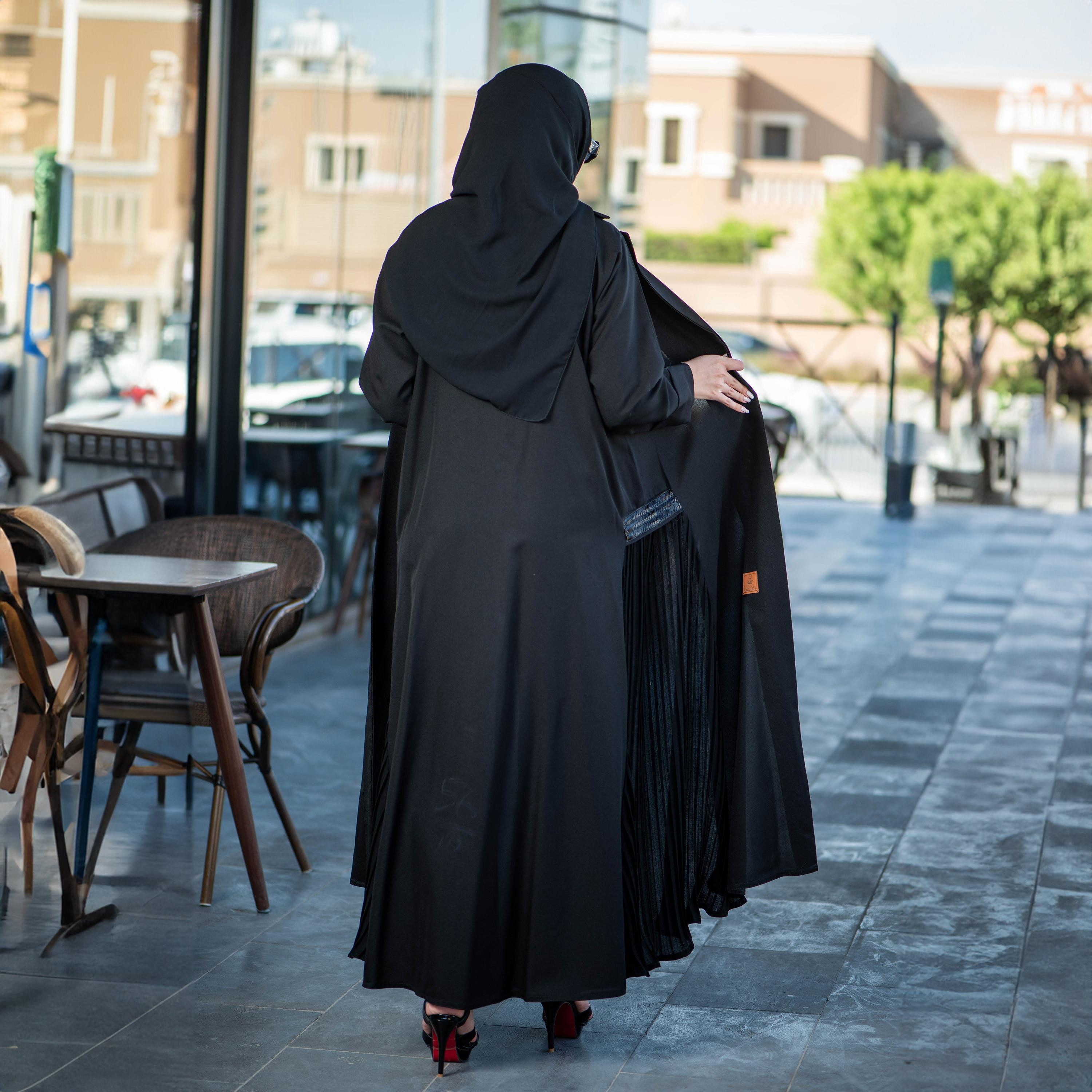 عباية زاهية سوداء بطيات ومزينة بطية صدر مدببة مع طرحة-women-arabicclothing-abayas-image-3