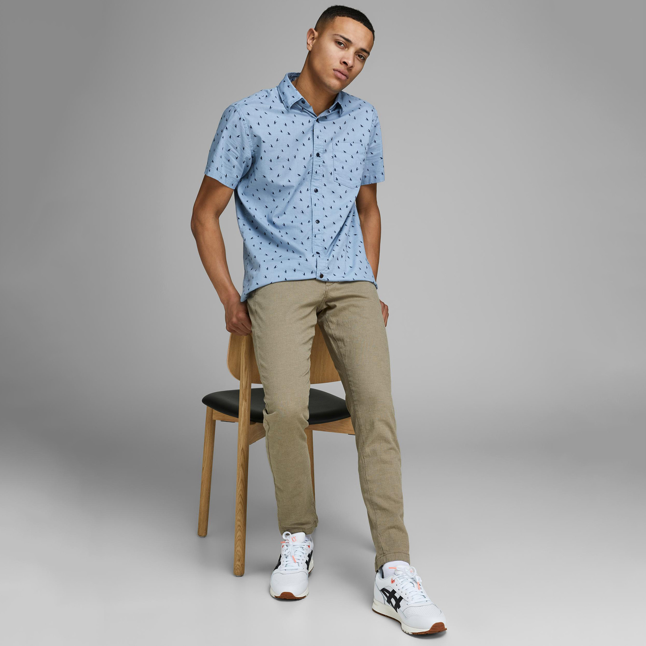 بنطلون جينز سادة بزر إغلاق وجيوب وخصر متوسّط الارتفاع من جاك & جونز-men-clothing-bottoms-trousersandchinos-chinos-image-5