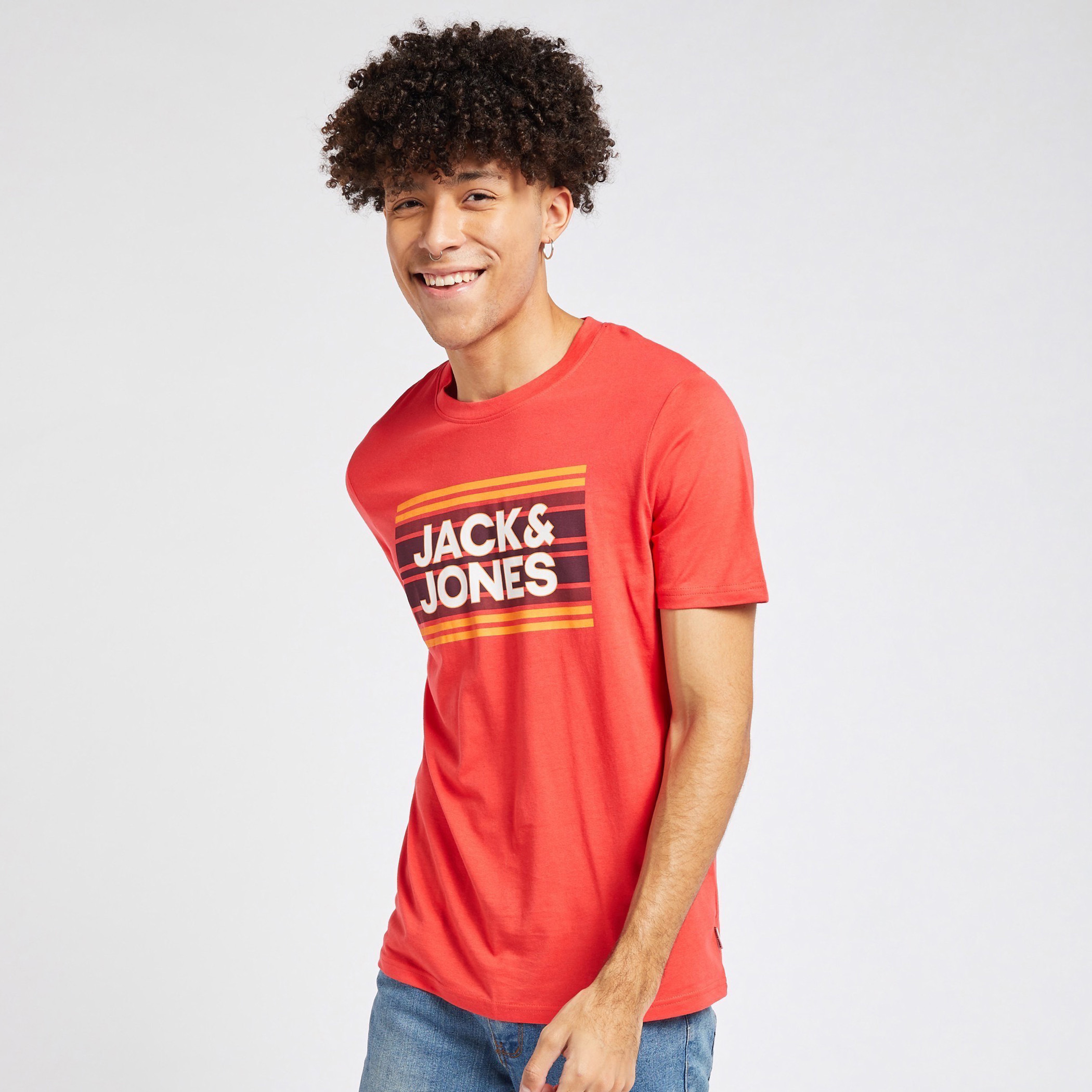 تيشيرت بياقة ضيّقة وأكمام قصيرة وطبعات من جاك آند جونز-men-clothing-tshirtsandpolos-tshirts-image-1