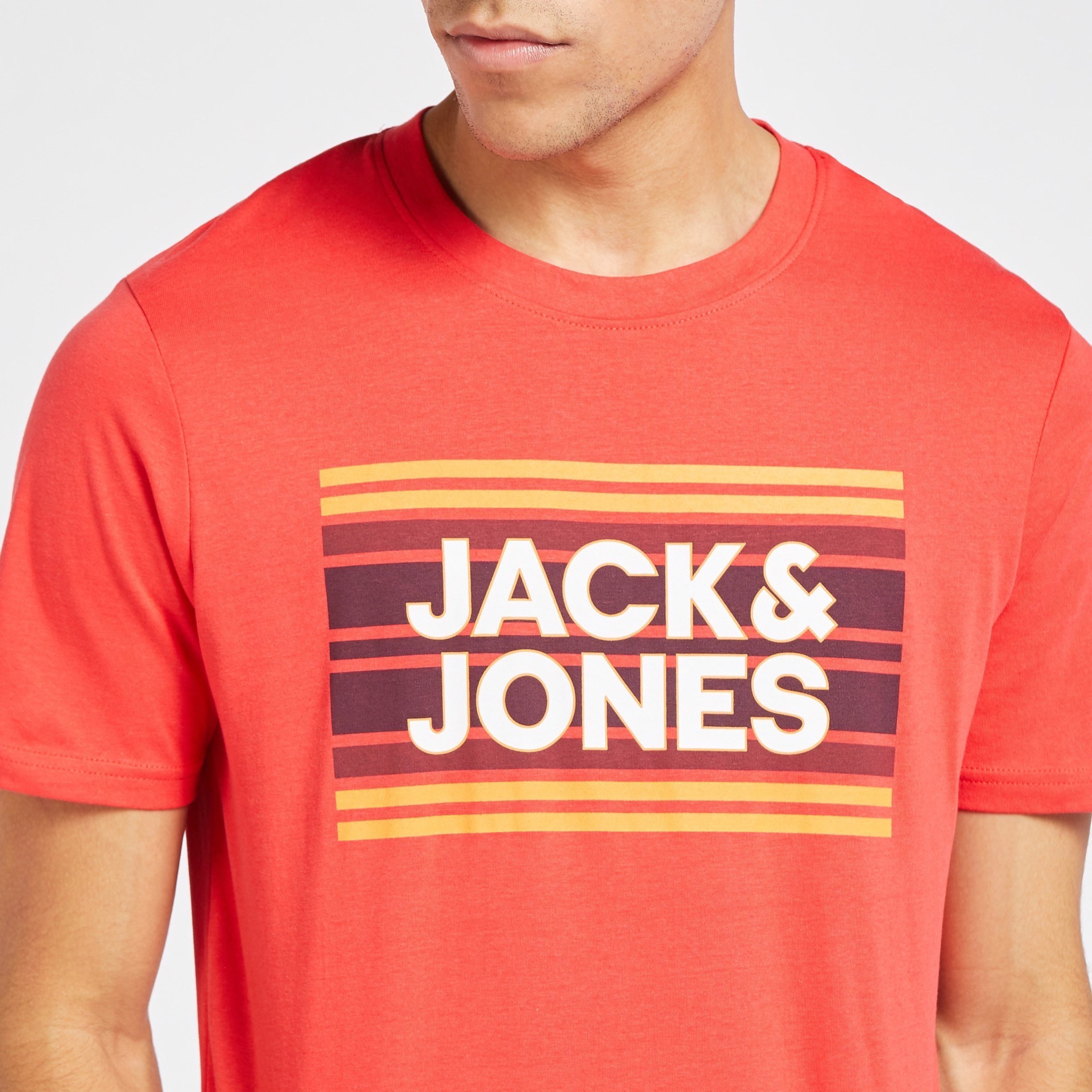 تيشيرت بياقة ضيّقة وأكمام قصيرة وطبعات من جاك آند جونز-men-clothing-tshirtsandpolos-tshirts-image-3