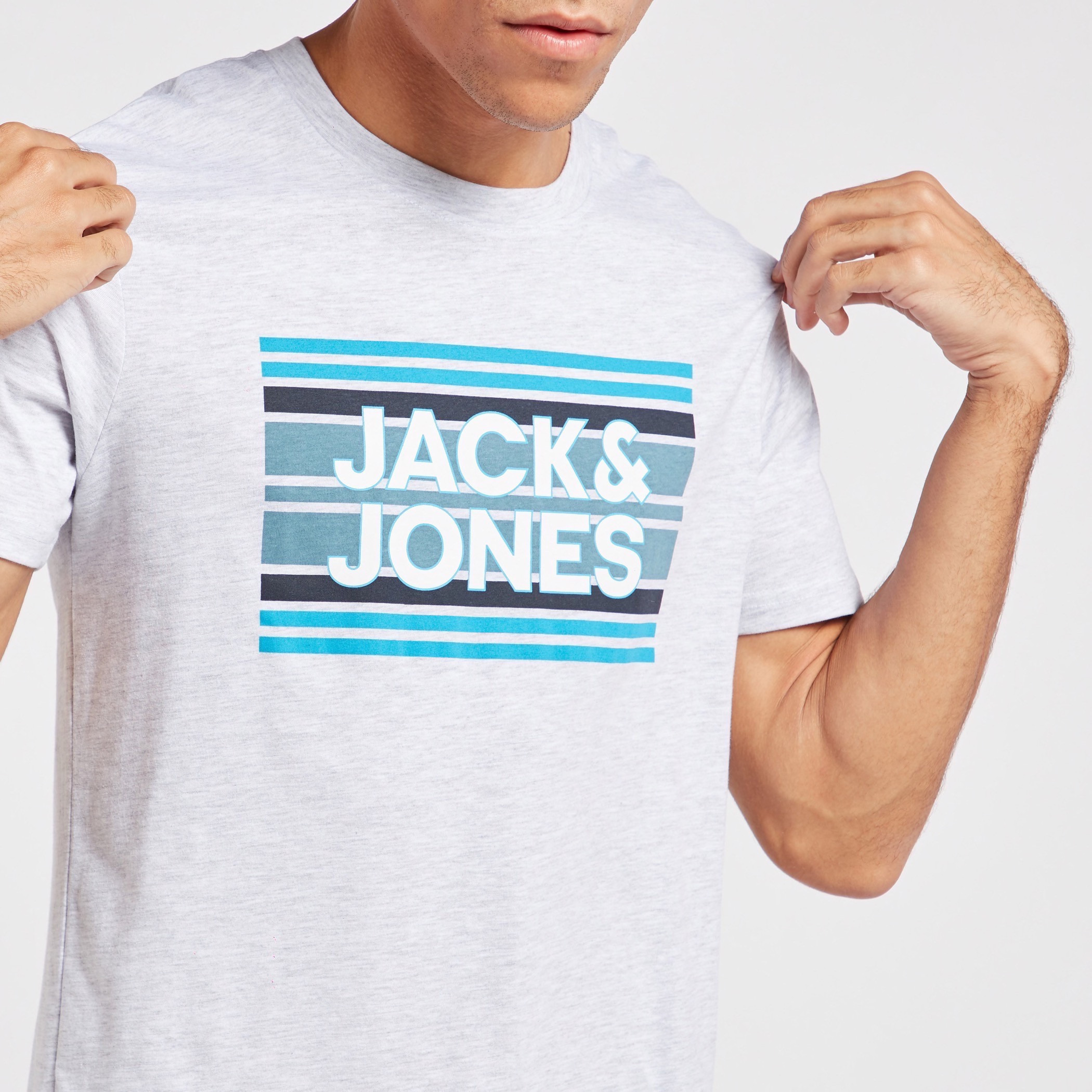 تيشيرت بياقة ضيّقة وأكمام قصيرة وطبعات من جاك آند جونز-men-clothing-tshirtsandpolos-tshirts-image-7