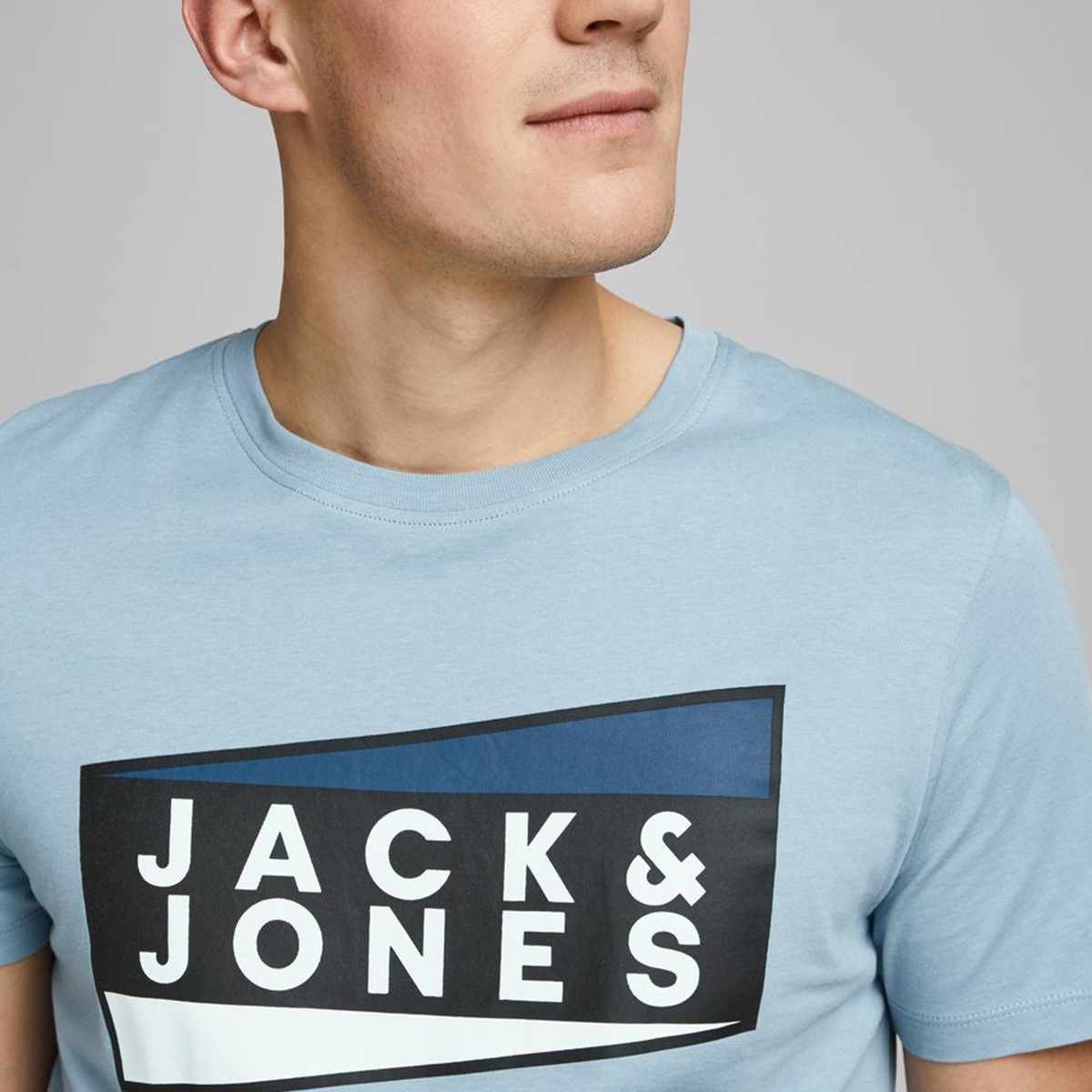 تيشيرت بأكمام قصيرة وياقة ضيّقة وطبعات من جاك آند جونز-men-clothing-tshirtsandpolos-tshirts-image-18