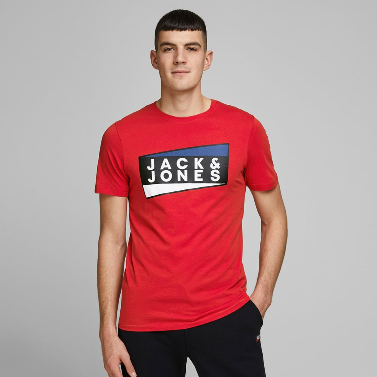 تيشيرت بأكمام قصيرة وياقة ضيّقة وطبعات من جاك آند جونز-men-clothing-tshirtsandpolos-tshirts-image-1