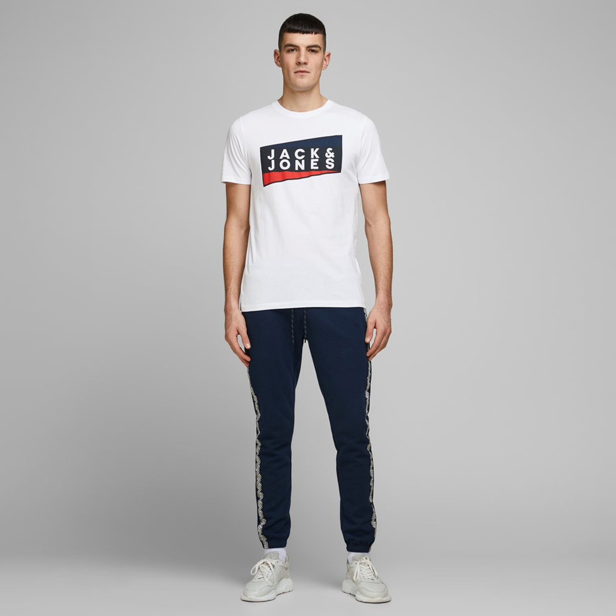 تيشيرت بأكمام قصيرة وياقة ضيّقة وطبعات من جاك آند جونز-men-clothing-tshirtsandpolos-tshirts-image-9